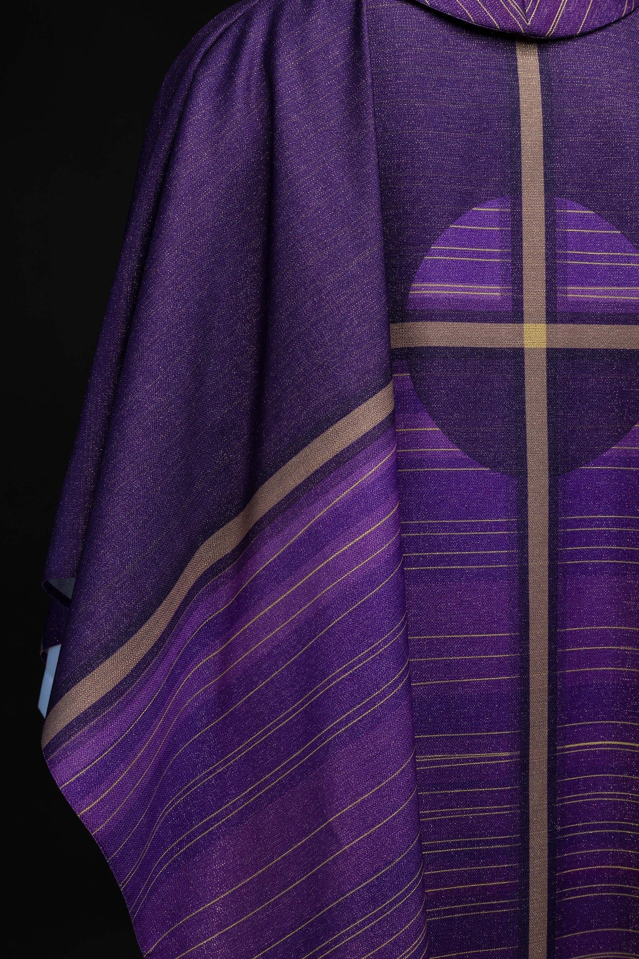 Casulla estampada morada con motivo de cruz KOD/7010/03/40 - CASULLAS.ES