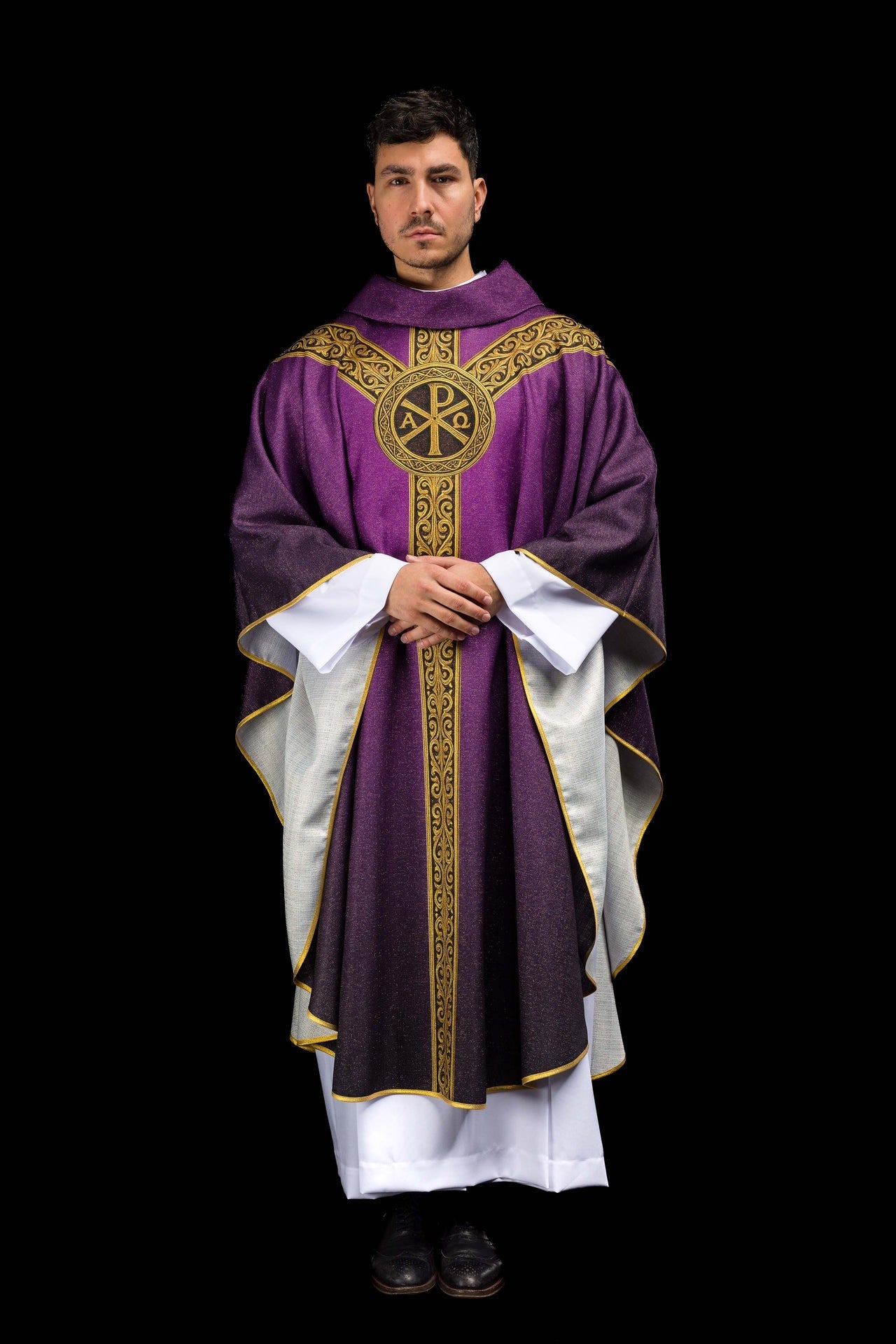 Casulla estampada “Pax” morada con ricos adornos dorados KOD/7009/03/40 - CASULLAS.ES
