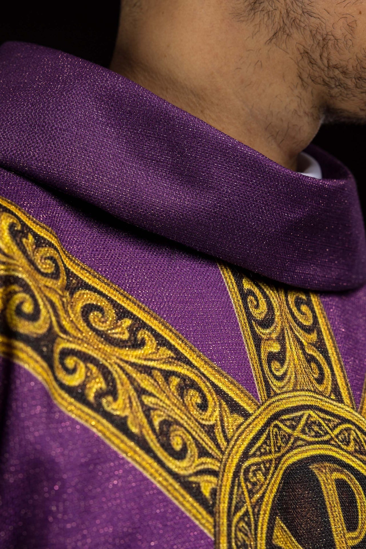Casulla estampada “Pax” morada con ricos adornos dorados KOD/7009/03/40 - CASULLAS.ES