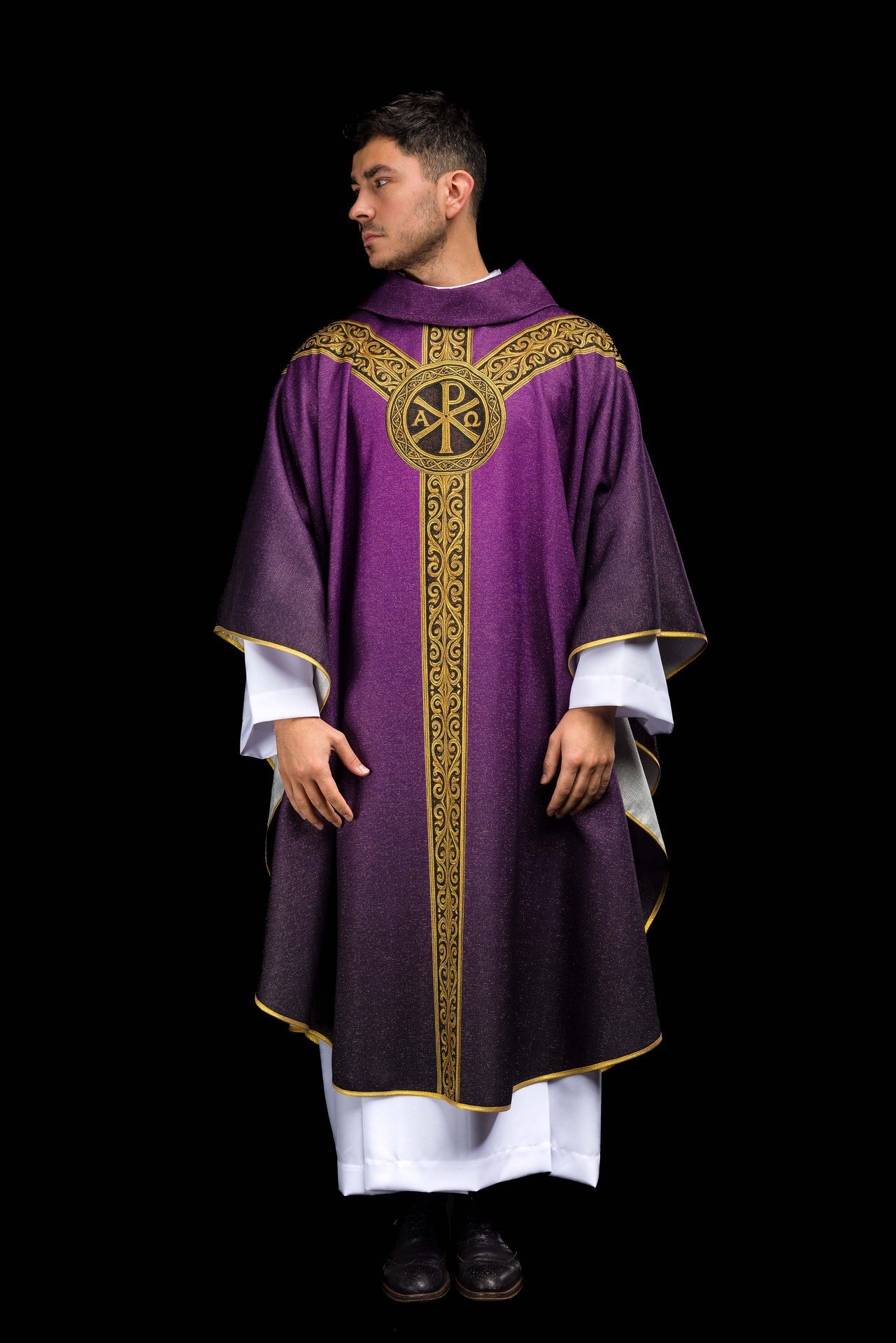 Casulla estampada “Pax” morada con ricos adornos dorados KOD/7009/03/40 - CASULLAS.ES