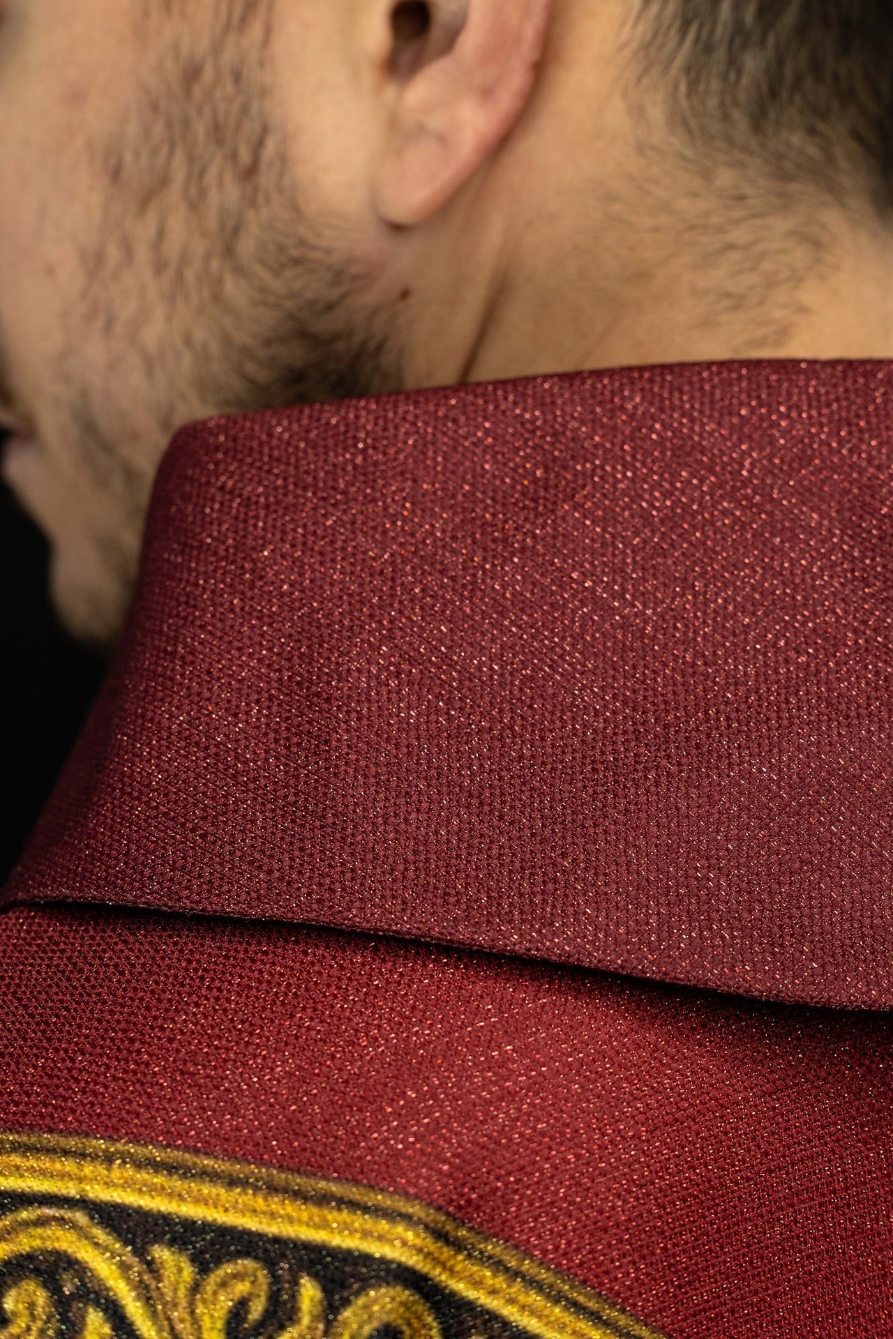 Casulla estampada “Pax” roja con rica ornamentación dorada KOD/7009/02/40 - CASULLAS.ES