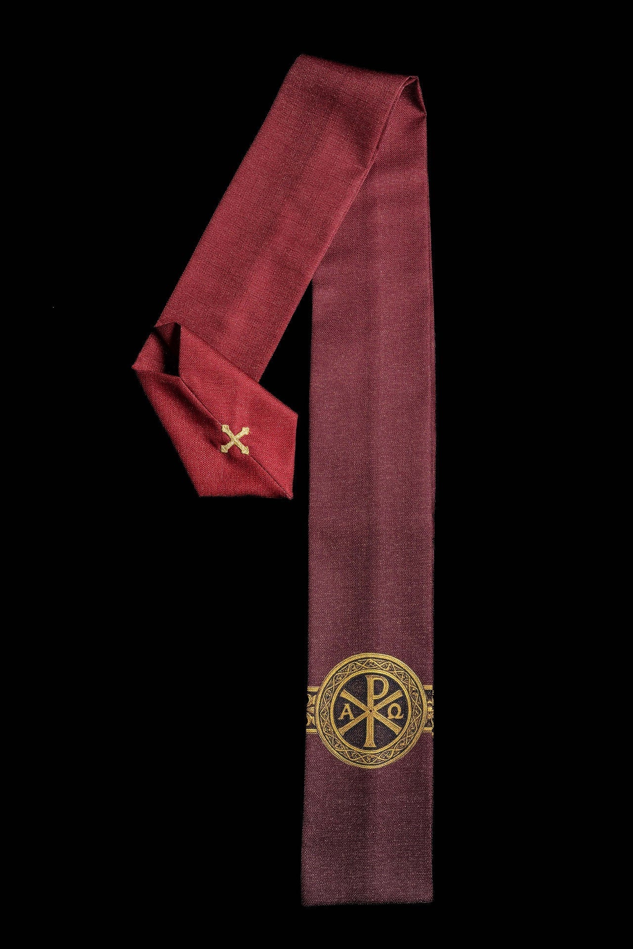 Casulla estampada “Pax” roja con rica ornamentación dorada KOD/7009/02/40 - CASULLAS.ES