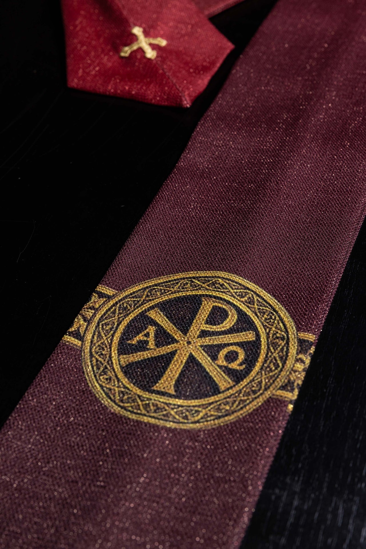 Casulla estampada “Pax” roja con rica ornamentación dorada KOD/7009/02/40 - CASULLAS.ES