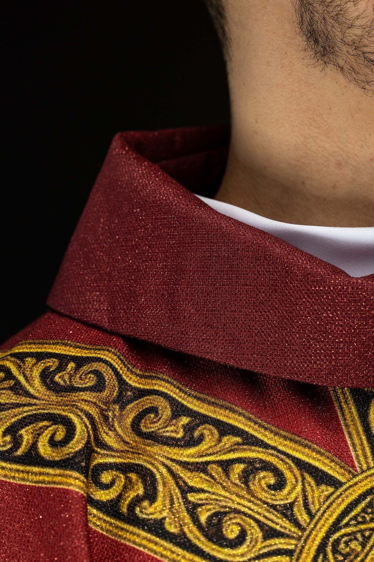 Casulla estampada “Pax” roja con rica ornamentación dorada KOD/7009/02/40 - CASULLAS.ES