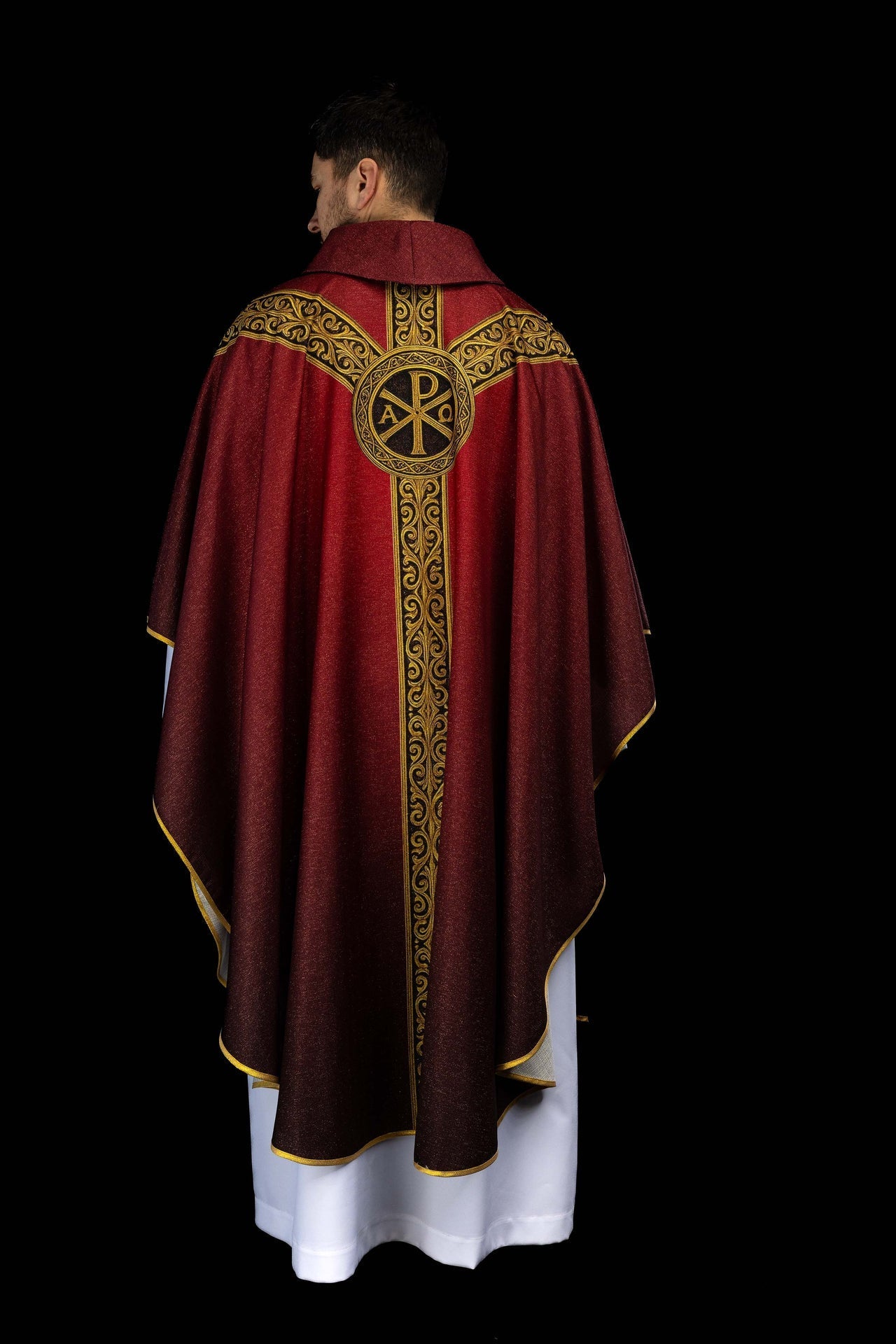 Casulla estampada “Pax” roja con rica ornamentación dorada KOD/7009/02/40 - CASULLAS.ES
