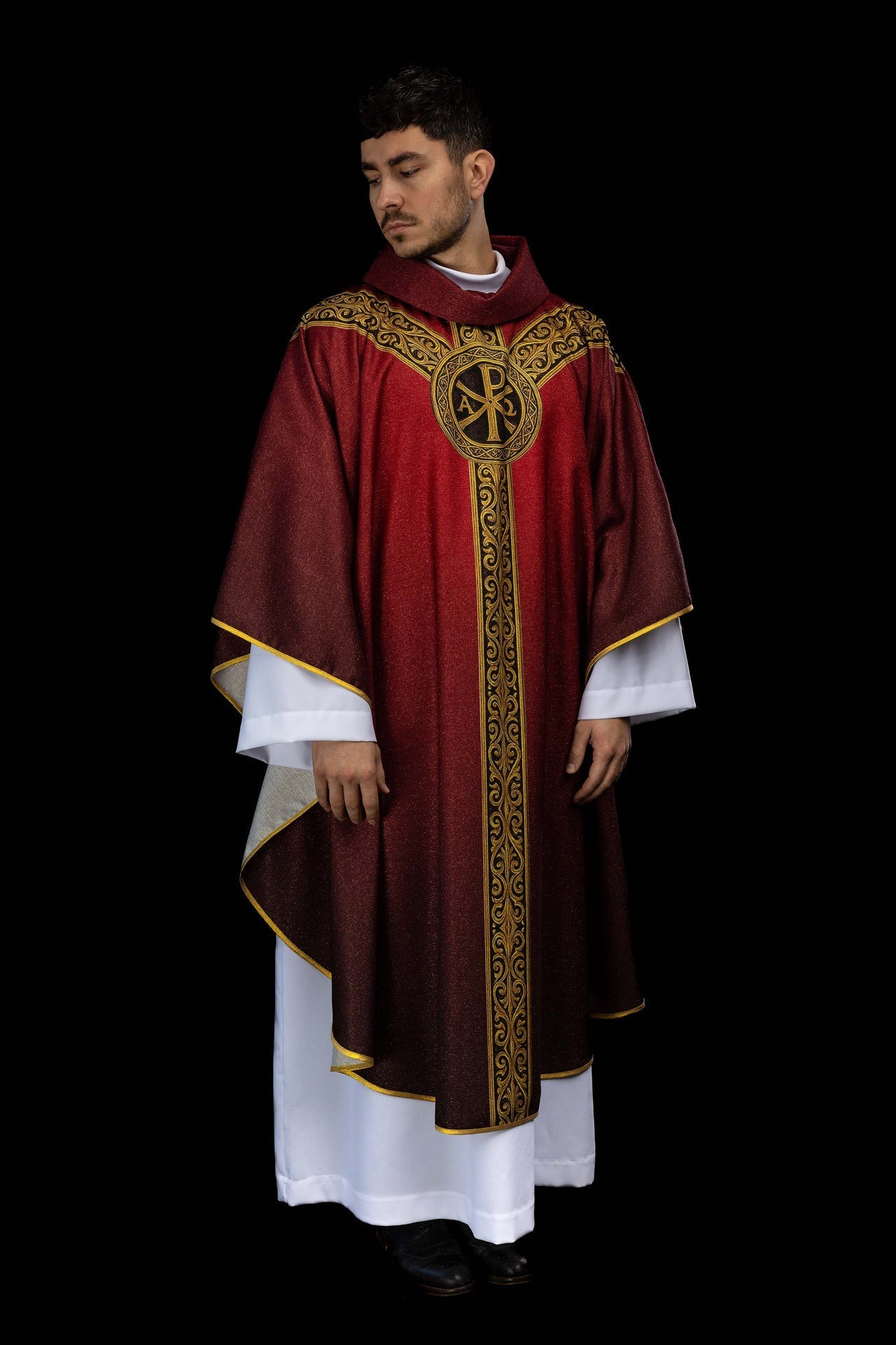 Casulla estampada “Pax” roja con rica ornamentación dorada KOD/7009/02/40 - CASULLAS.ES