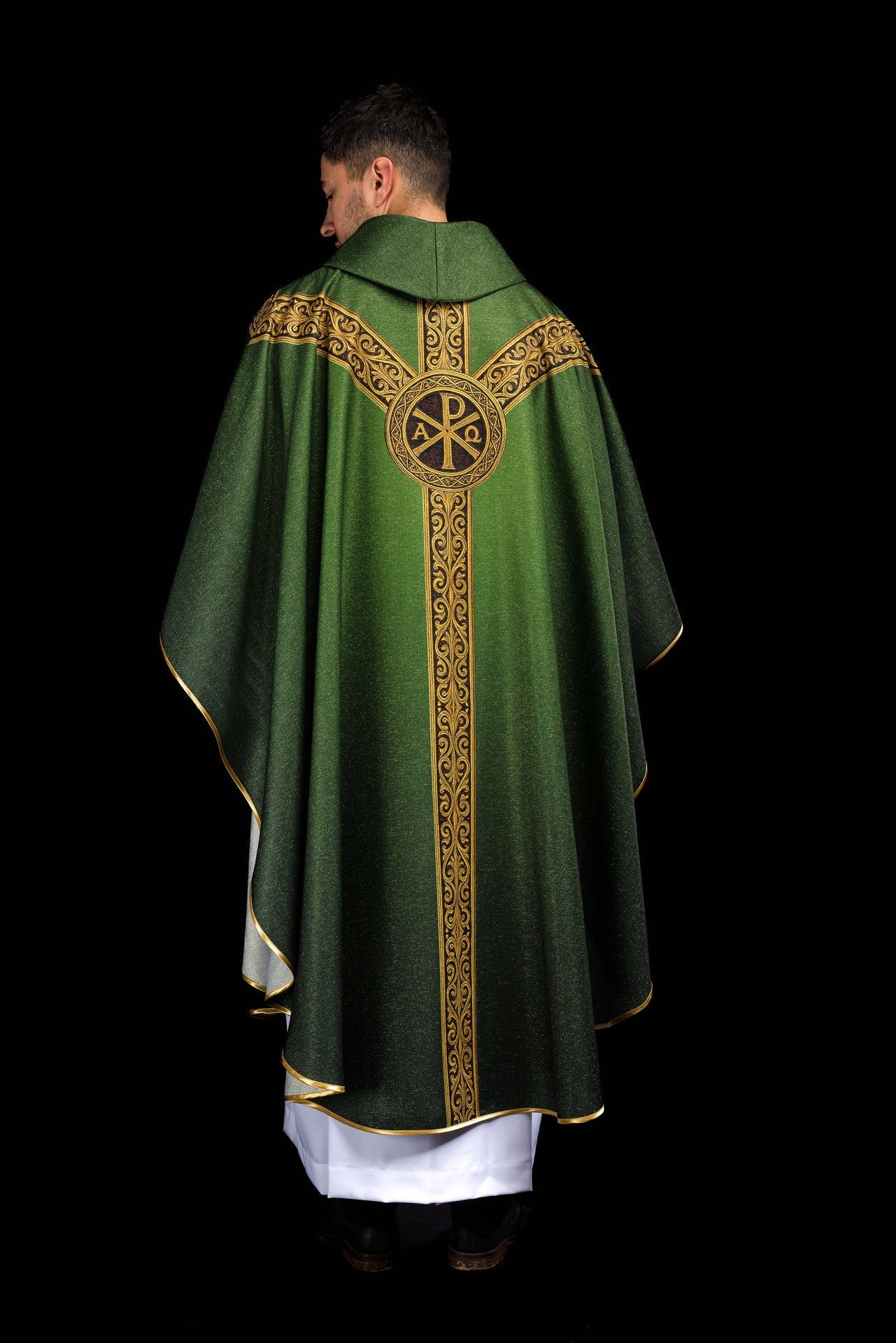 Casulla estampada “Pax” verde con ricos adornos dorados KOD/7009/01/40 - CASULLAS.ES