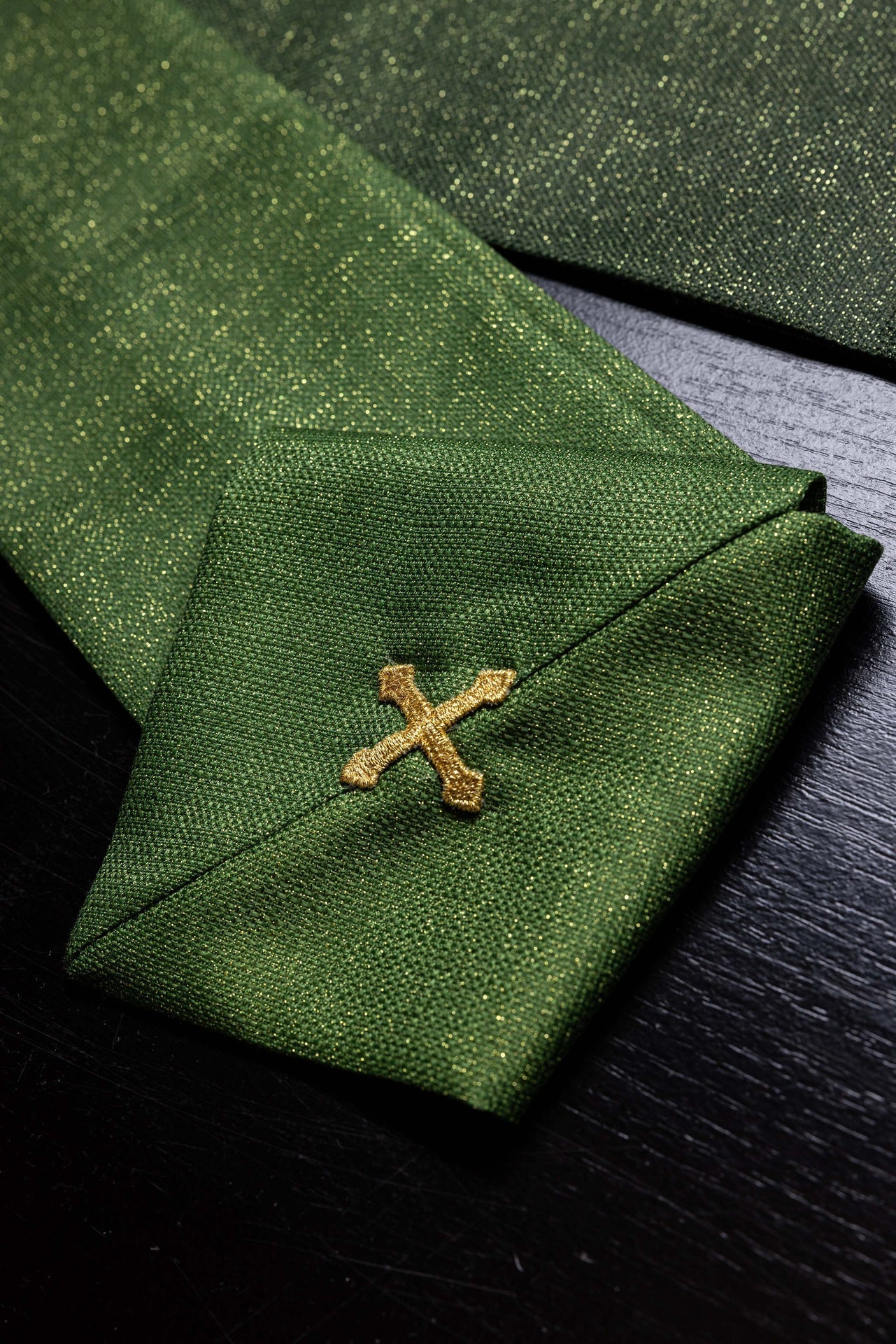 Casulla estampada “Pax” verde con ricos adornos dorados KOD/7009/01/40 - CASULLAS.ES