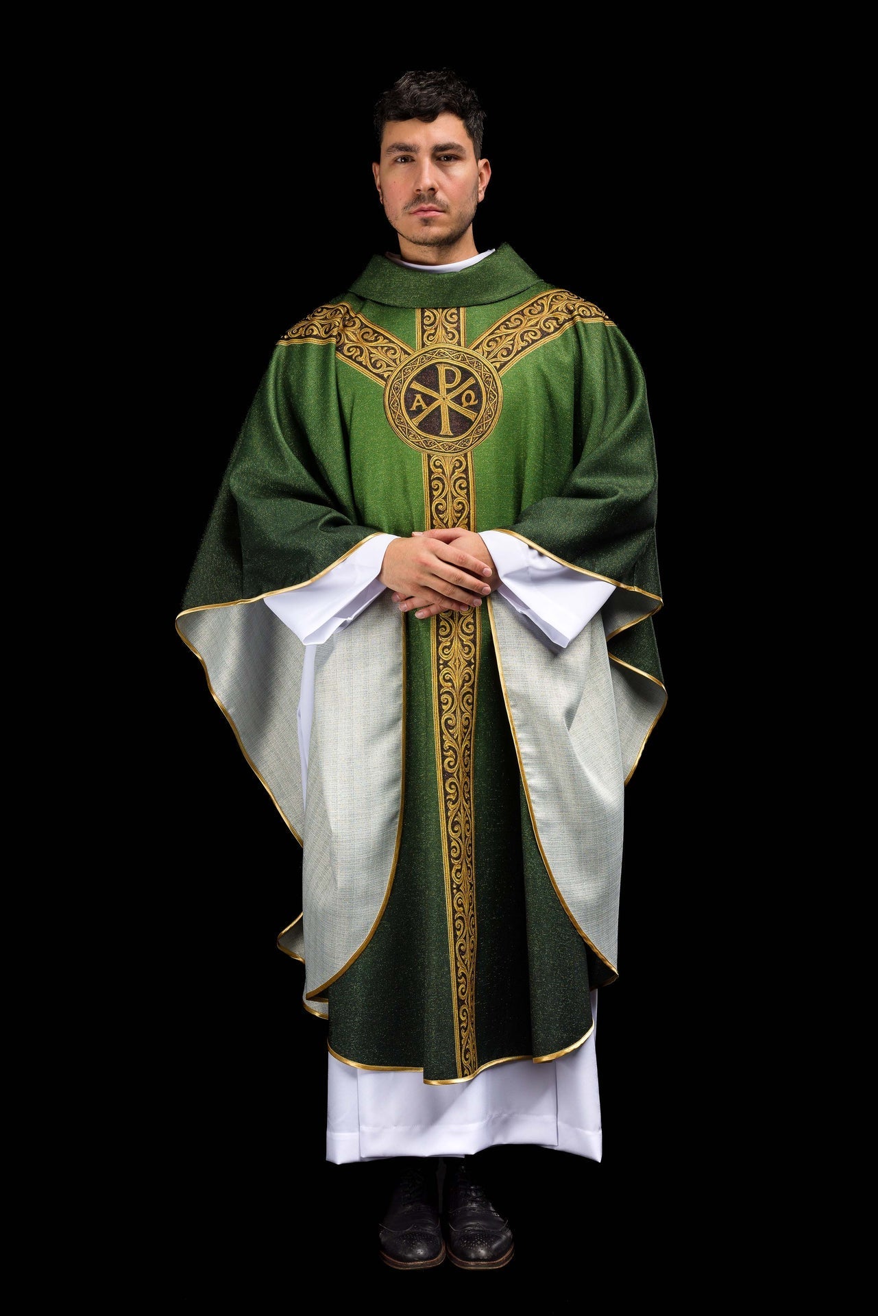 Casulla estampada “Pax” verde con ricos adornos dorados KOD/7009/01/40 - CASULLAS.ES