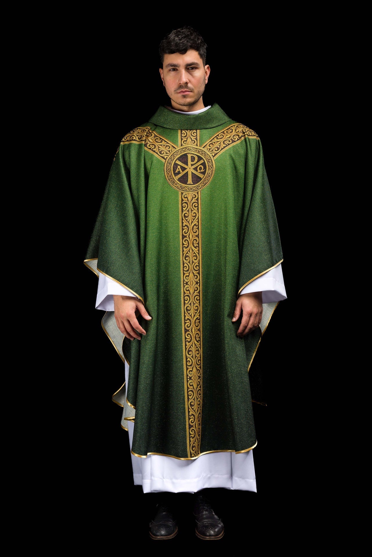 Casulla estampada “Pax” verde con ricos adornos dorados KOD/7009/01/40 - CASULLAS.ES