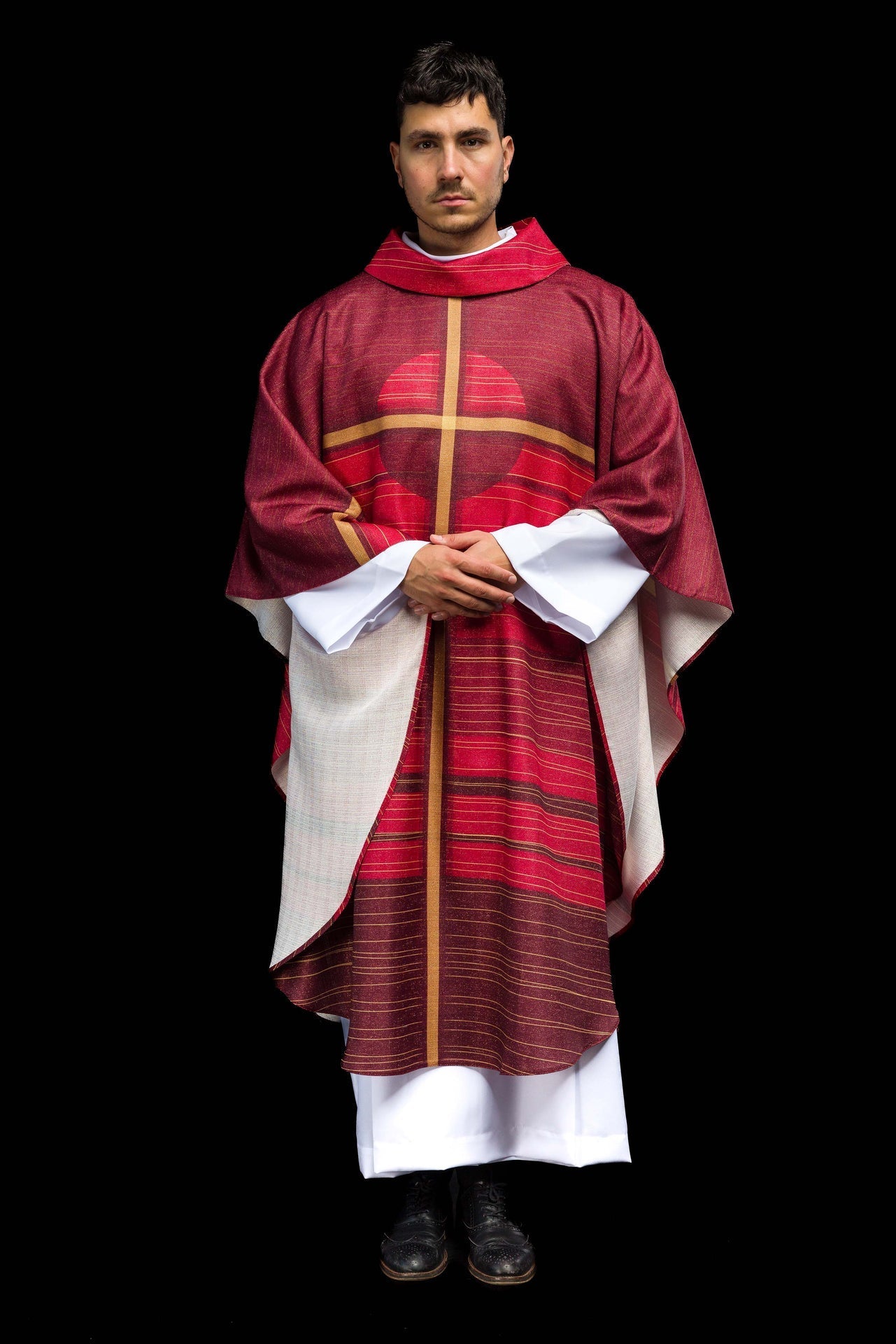 Casulla estampada roja con motivo de cruz KOD/7010/02/40 - CASULLAS.ES
