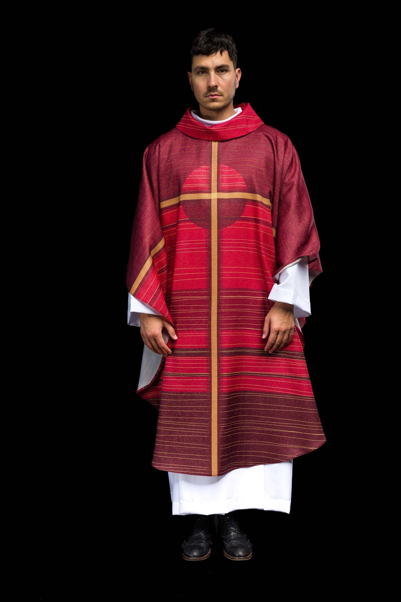 Casulla estampada roja con motivo de cruz KOD/7010/02/40 - CASULLAS.ES