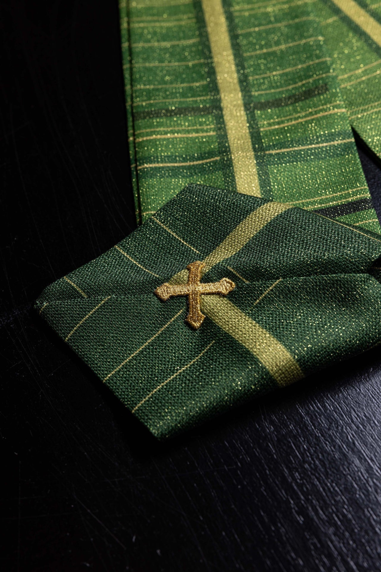 Casulla estampada verde con motivo de cruz KOD/7010/01/40 - CASULLAS.ES