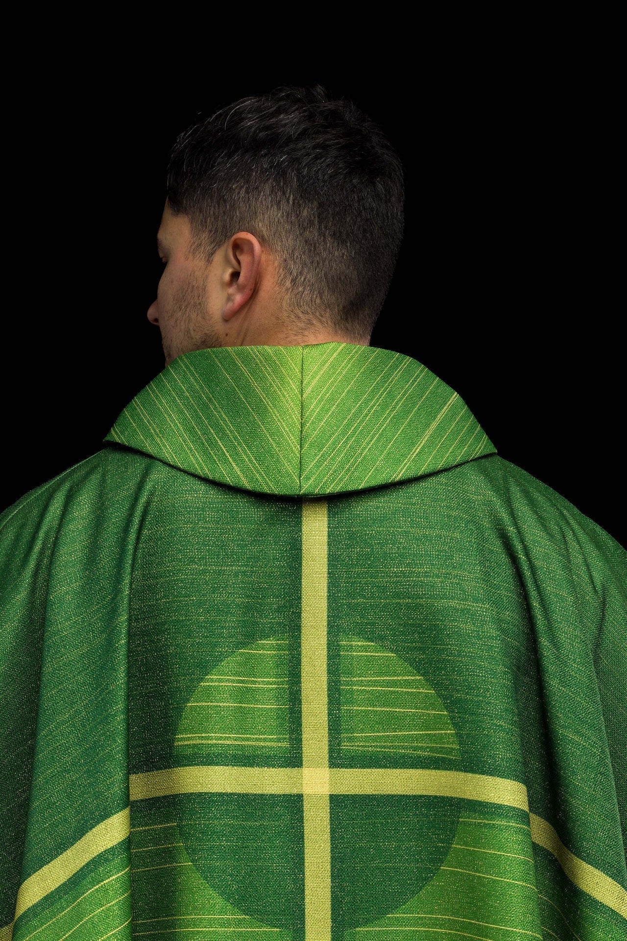 Casulla estampada verde con motivo de cruz KOD/7010/01/40 - CASULLAS.ES