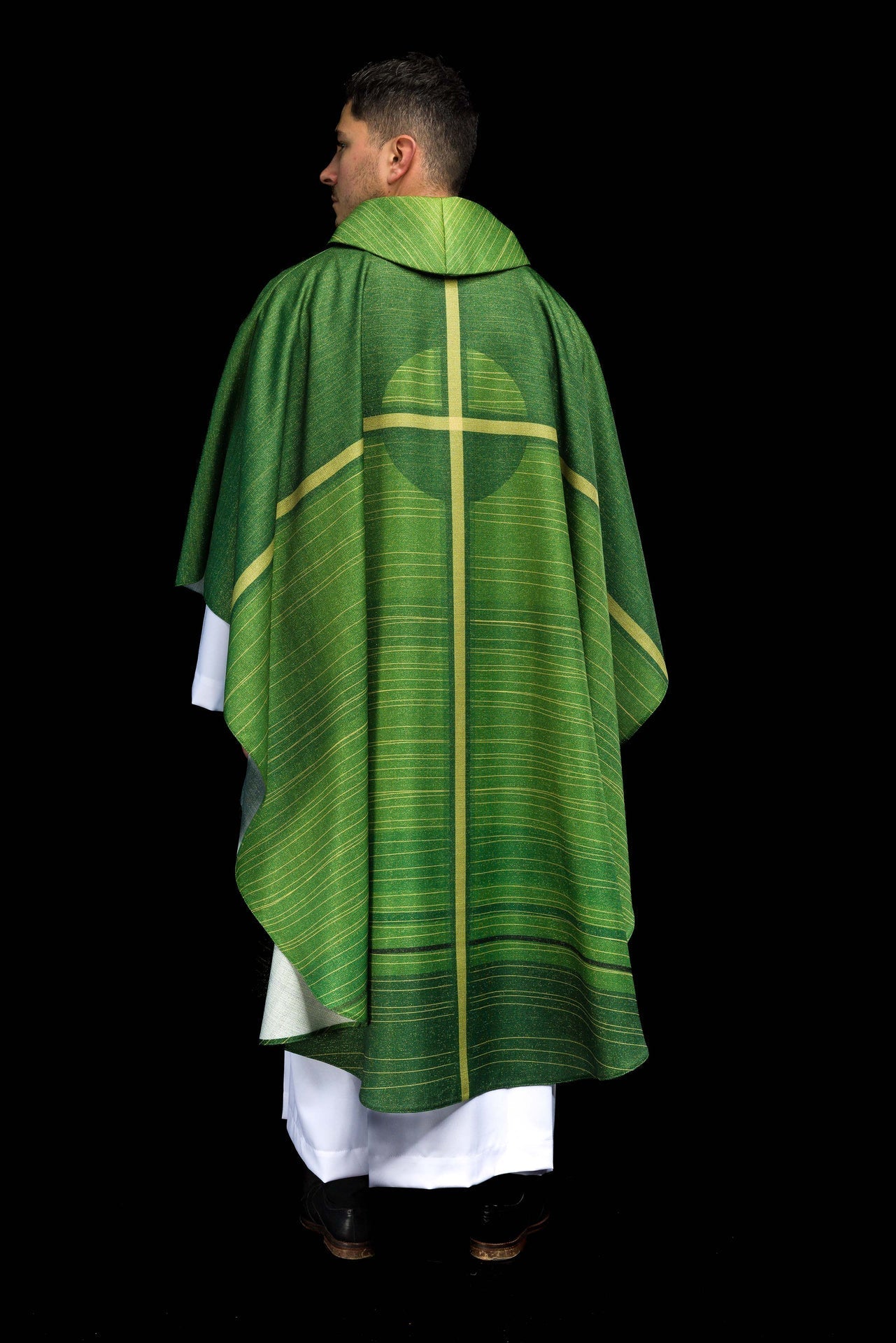 Casulla estampada verde con motivo de cruz KOD/7010/01/40 - CASULLAS.ES