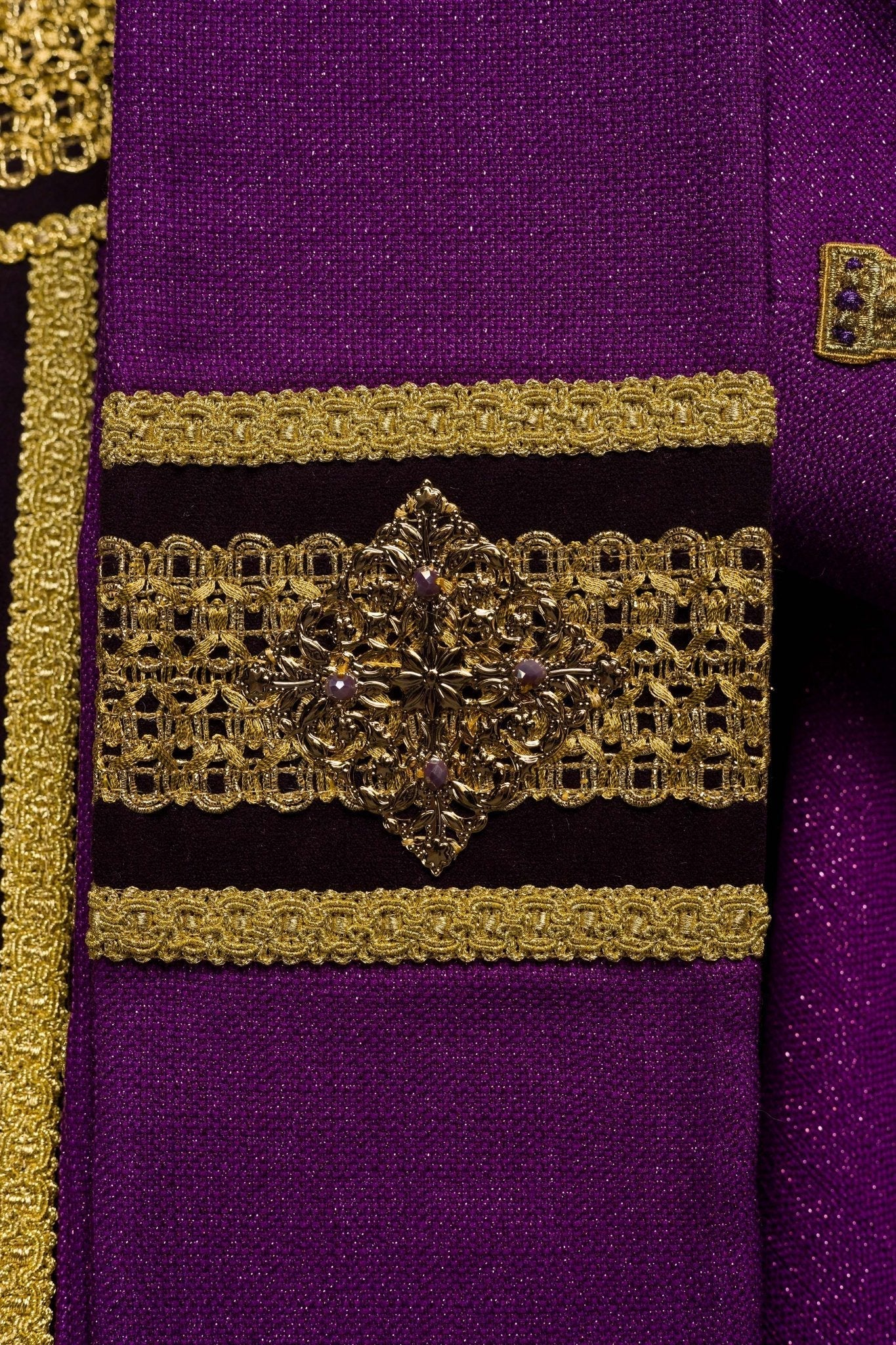 Casulla hecha a mano con piedras naturales Handmade 7001 HM/7001/03/71/PA03 - CASULLAS.ES