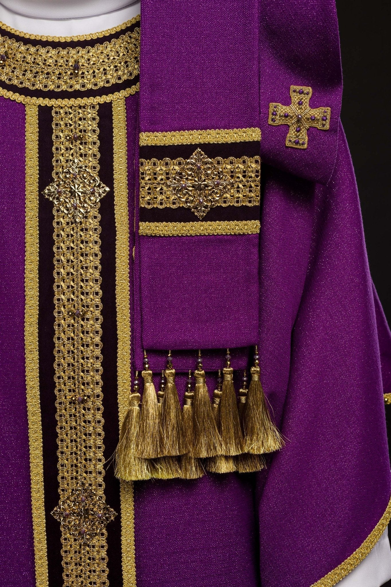 Casulla hecha a mano con piedras naturales Handmade 7001 HM/7001/03/71/PA03 - CASULLAS.ES