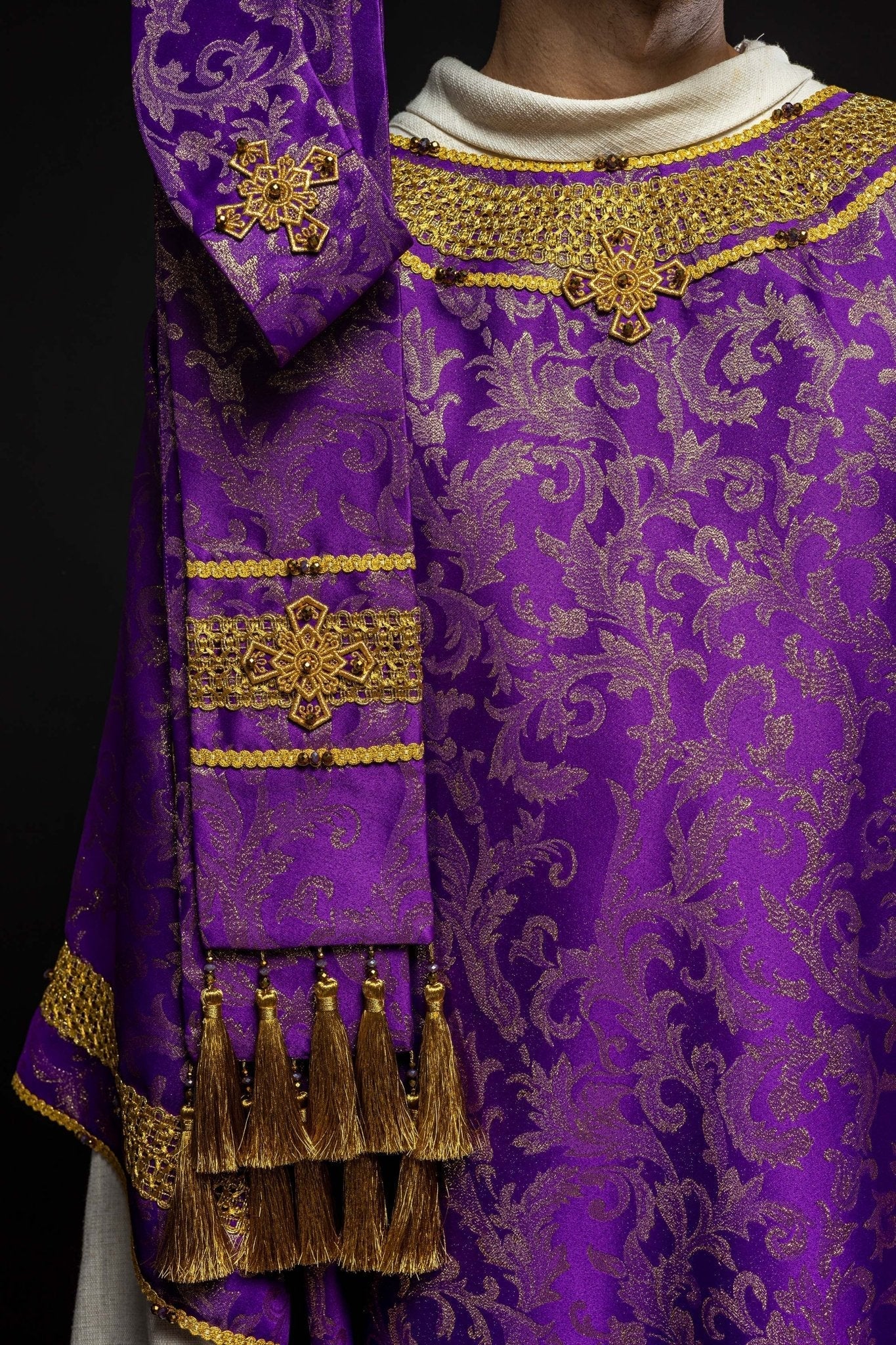 Casulla hecha a mano con piedras naturales Handmade 7010 Morado HM/7010/03/90 - CASULLAS.ES