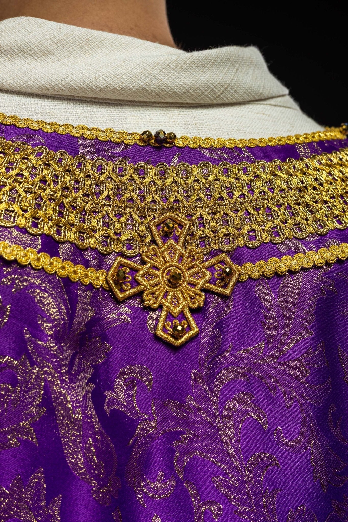 Casulla hecha a mano con piedras naturales Handmade 7010 Morado HM/7010/03/90 - CASULLAS.ES