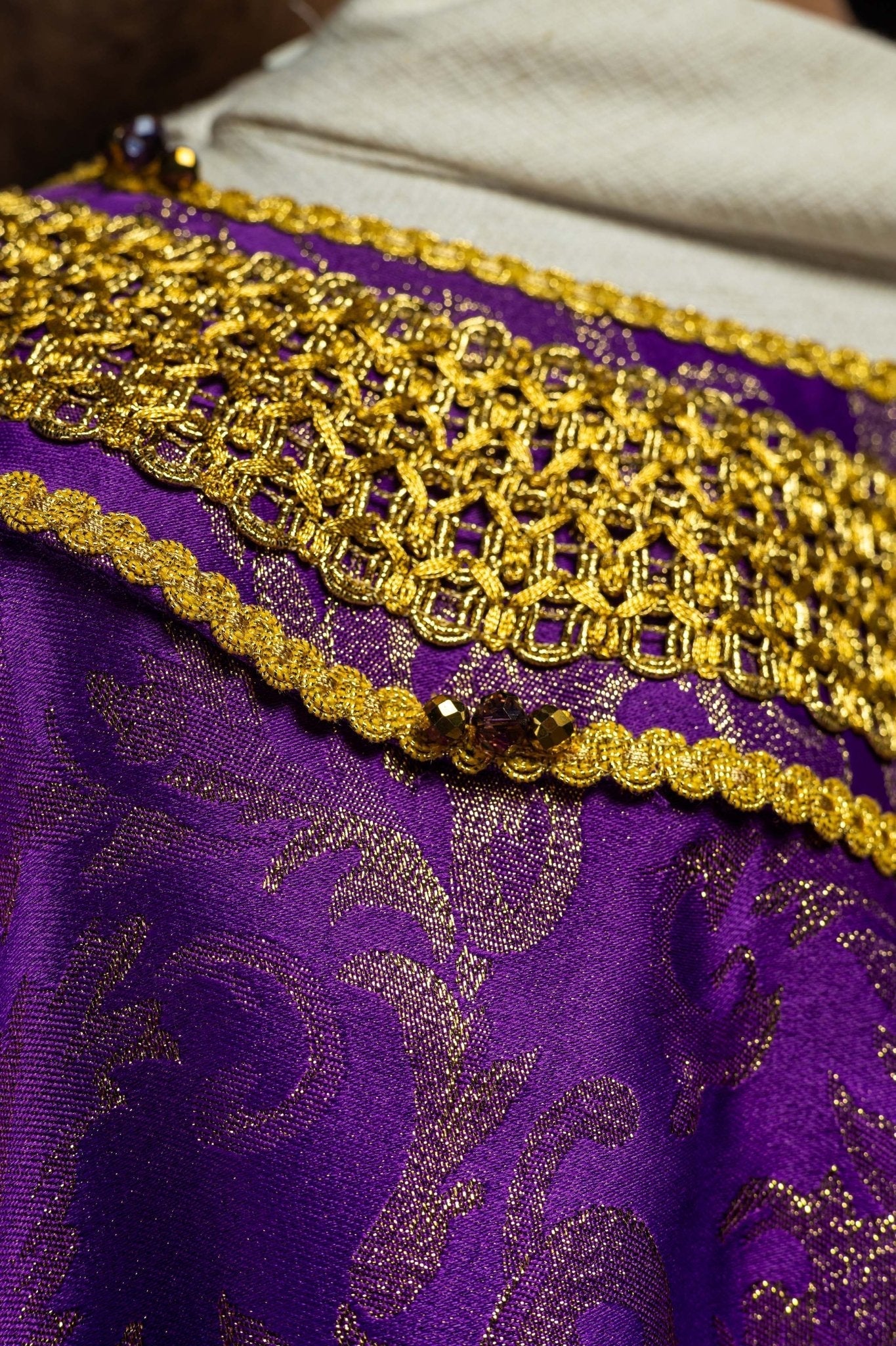 Casulla hecha a mano con piedras naturales Handmade 7010 Morado HM/7010/03/90 - CASULLAS.ES