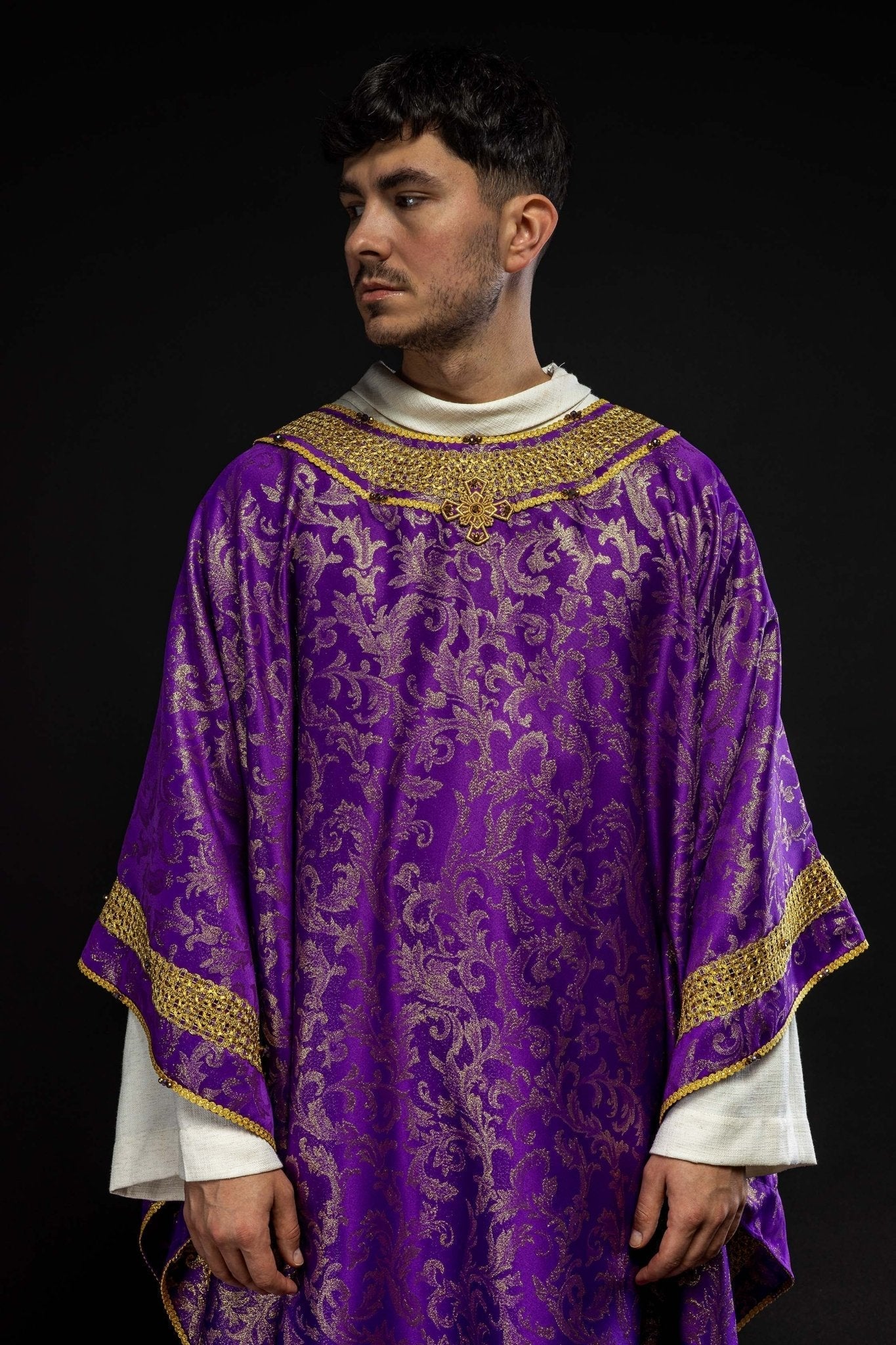 Casulla hecha a mano con piedras naturales Handmade 7010 Morado HM/7010/03/90 - CASULLAS.ES