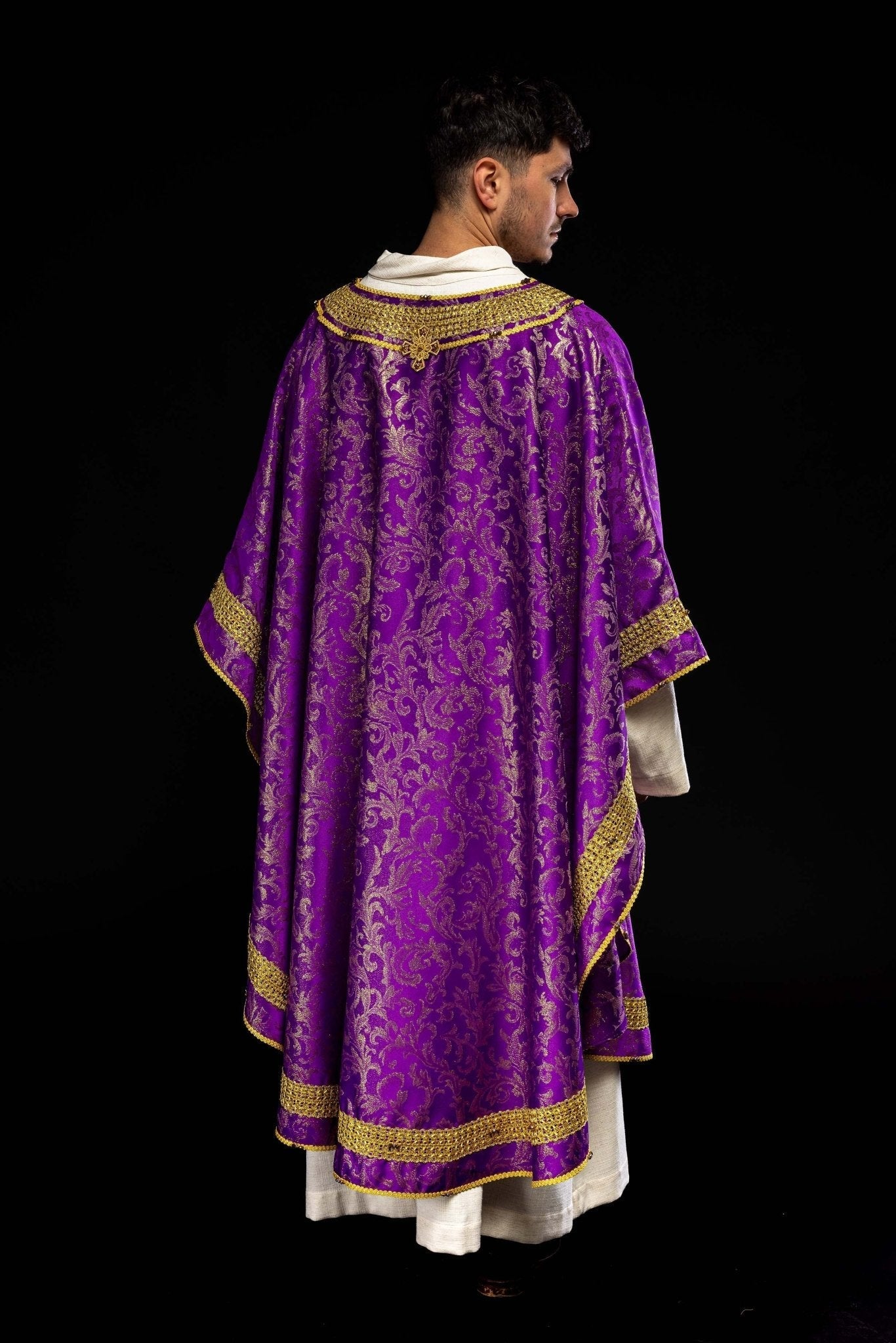 Casulla hecha a mano con piedras naturales Handmade 7010 Morado HM/7010/03/90 - CASULLAS.ES