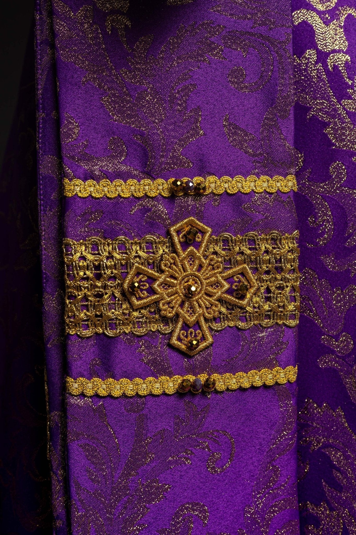 Casulla hecha a mano con piedras naturales Handmade 7010 Morado HM/7010/03/90 - CASULLAS.ES