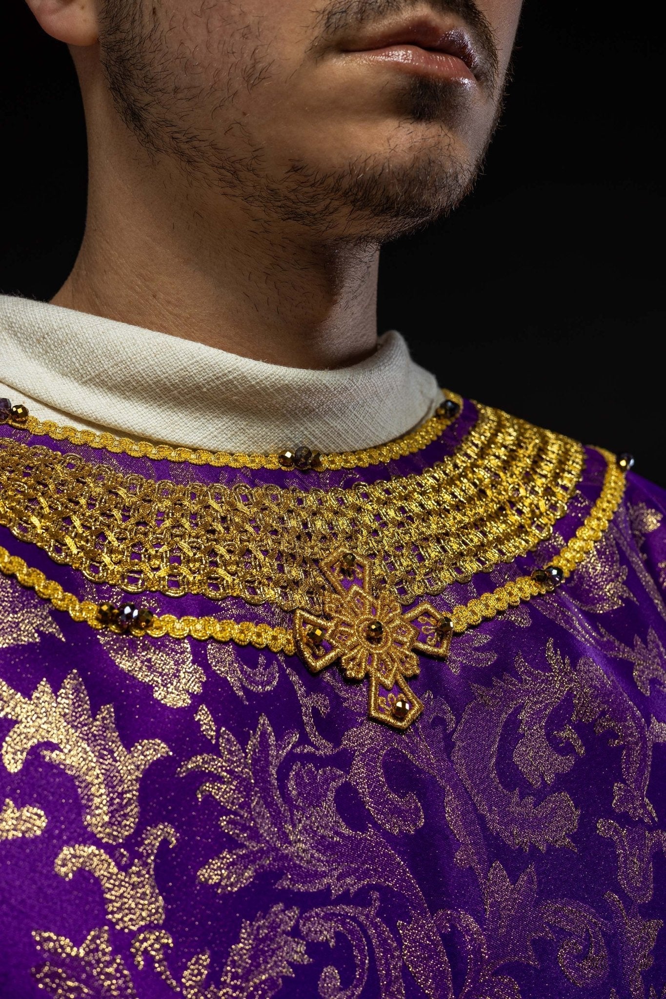 Casulla hecha a mano con piedras naturales Handmade 7010 Morado HM/7010/03/90 - CASULLAS.ES