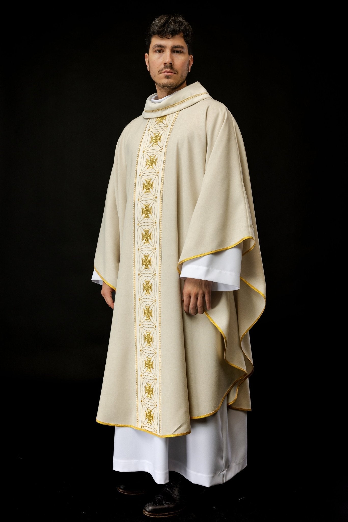 Casulla litúrgica con cinturón ricamente decorado con cruces de color crudo S - 7071 - 05 - 70 - CASULLAS.ES