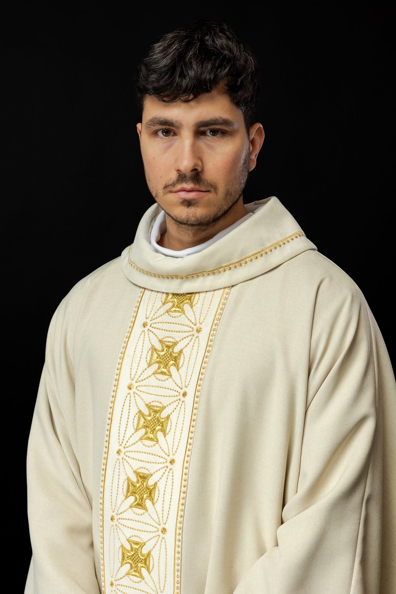 Casulla litúrgica con cinturón ricamente decorado con cruces de color crudo S - 7071 - 05 - 70 - CASULLAS.ES