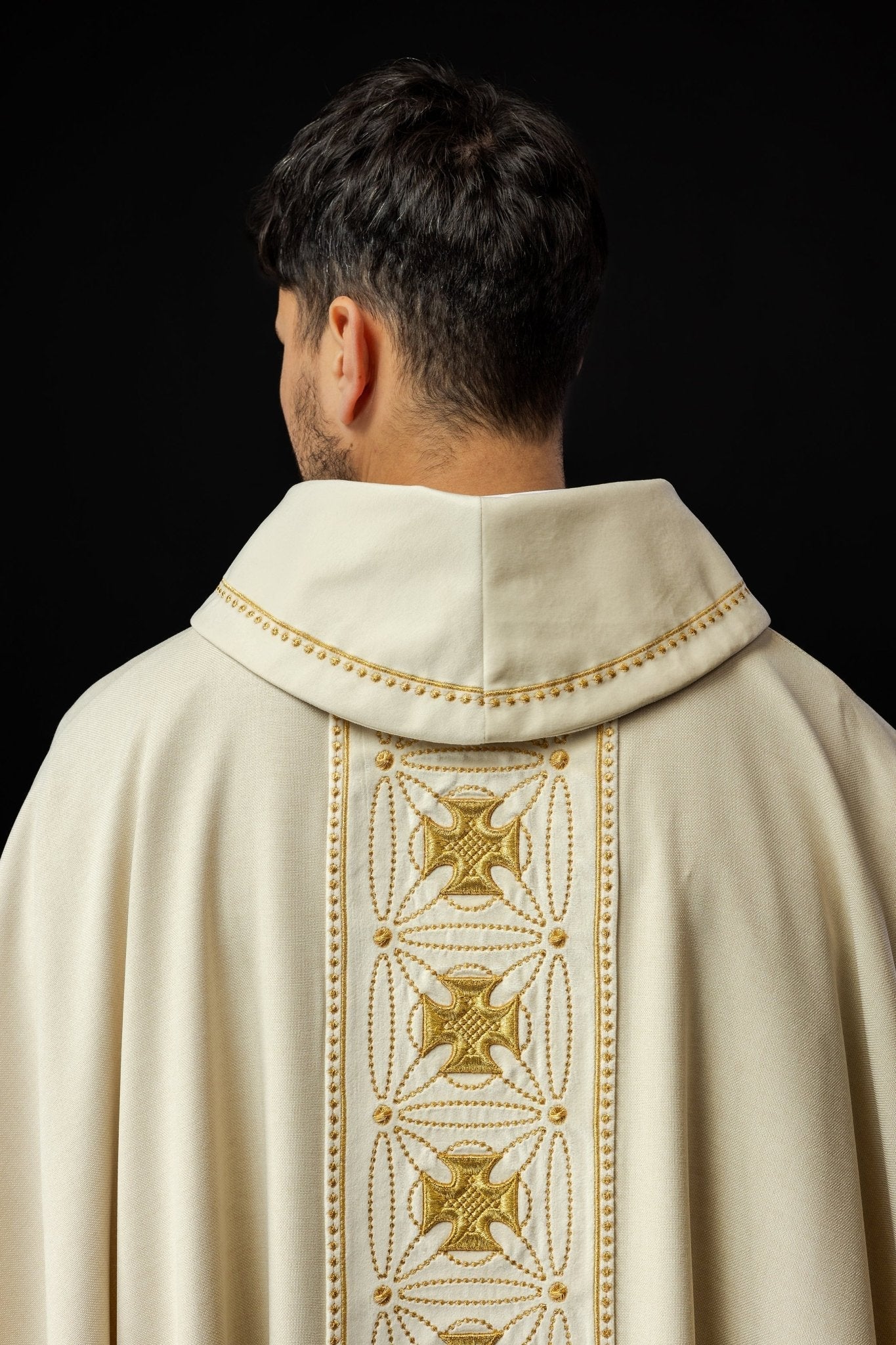 Casulla litúrgica con cinturón ricamente decorado con cruces de color crudo S - 7071 - 05 - 70 - CASULLAS.ES