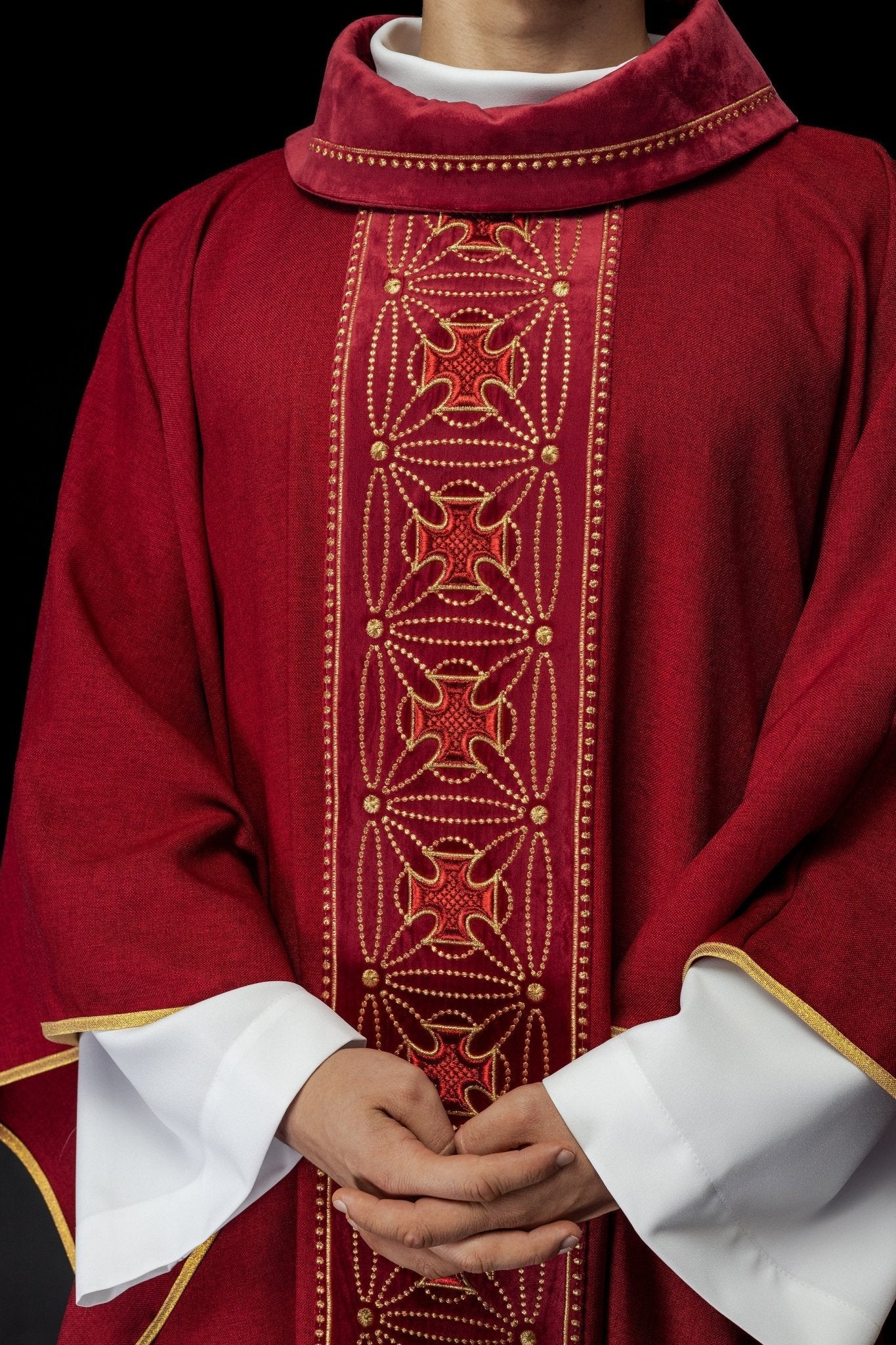 Casulla litúrgica con cinturón ricamente decorado con cruces en rojo S - 7071 - 02 - 70 - CASULLAS.ES