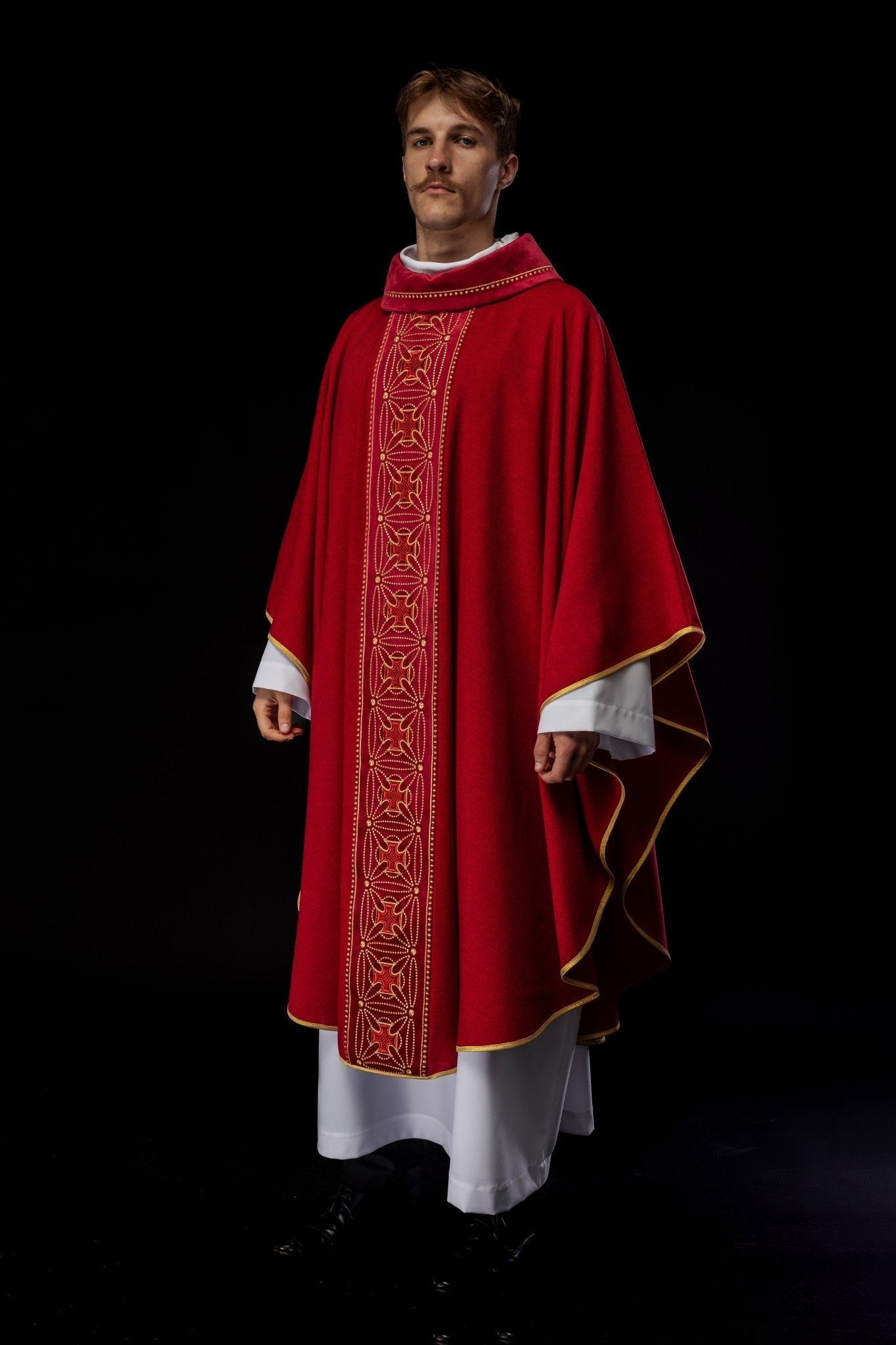 Casulla litúrgica con cinturón ricamente decorado con cruces en rojo S - 7071 - 02 - 70 - CASULLAS.ES