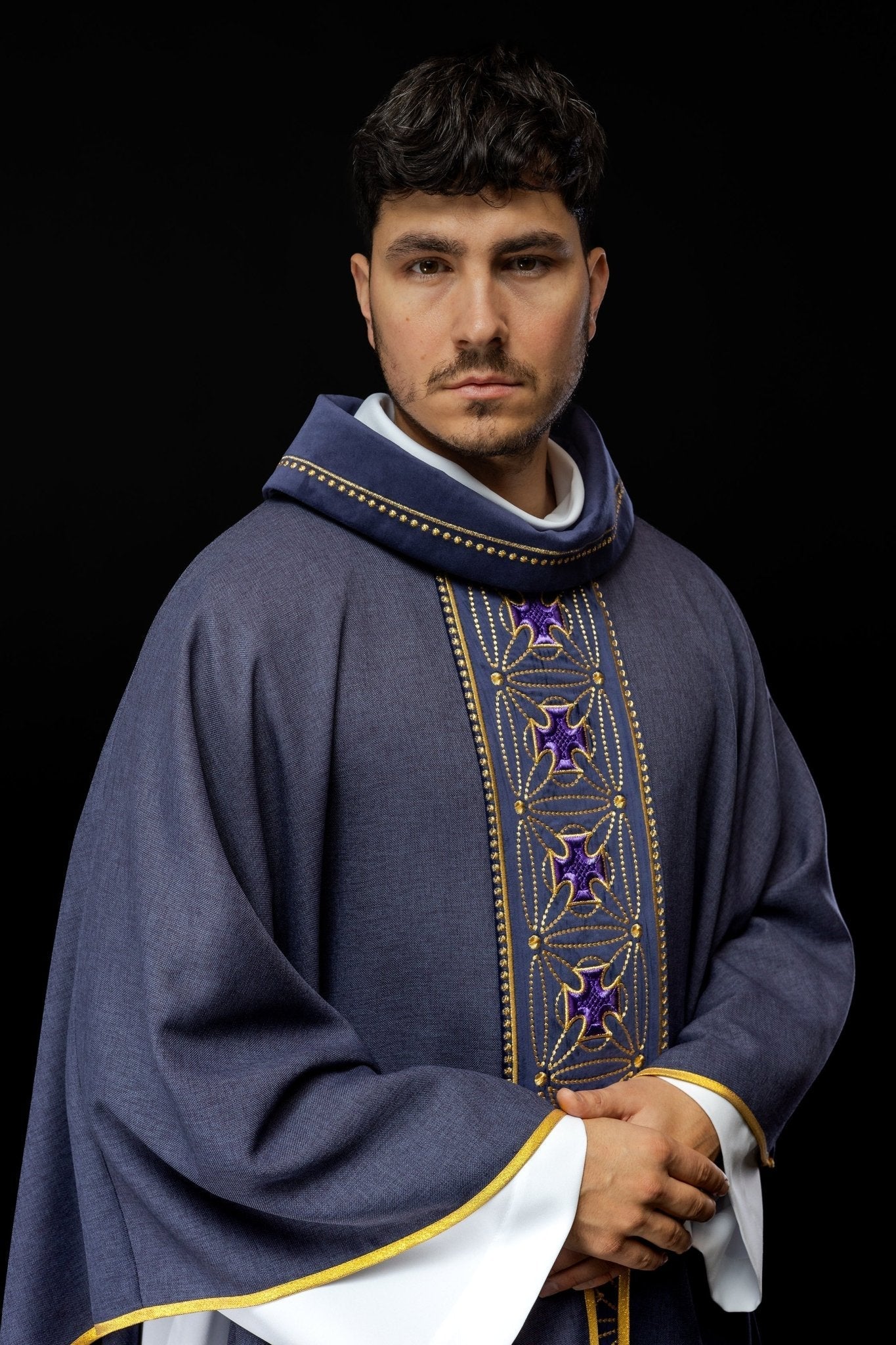 Casulla litúrgica con cinturón ricamente decorado en cruces de color morado S - 7071 - 03 - 70 - CASULLAS.ES