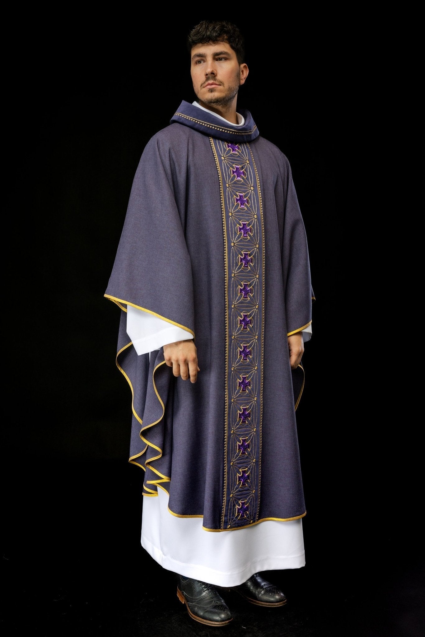 Casulla litúrgica con cinturón ricamente decorado en cruces de color morado S - 7071 - 03 - 70 - CASULLAS.ES