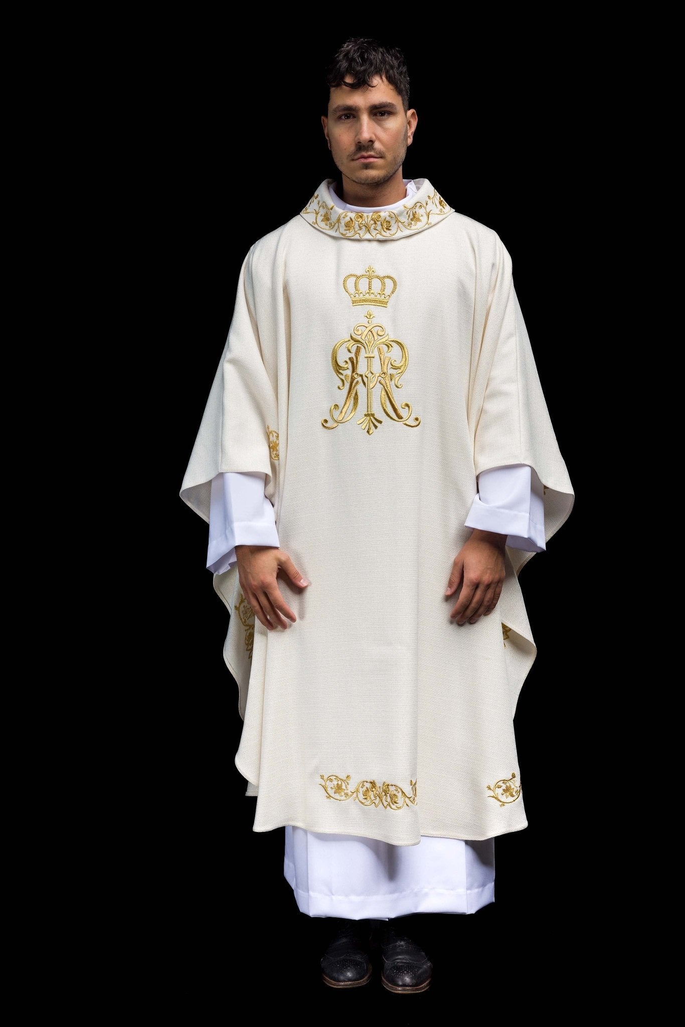 Casulla litúrgica con escudo mariano bordado y corona S-7064-05-71 - CASULLAS.ES
