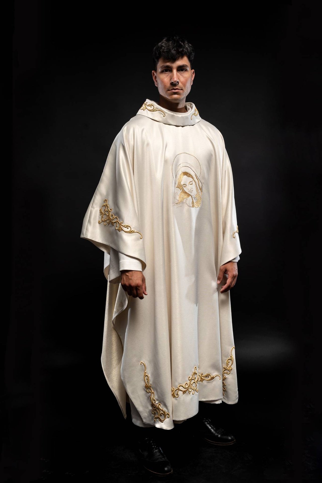 Casulla litúrgica con imagen de la Virgen María abrazando S-7055-05-54 - CASULLAS.ES
