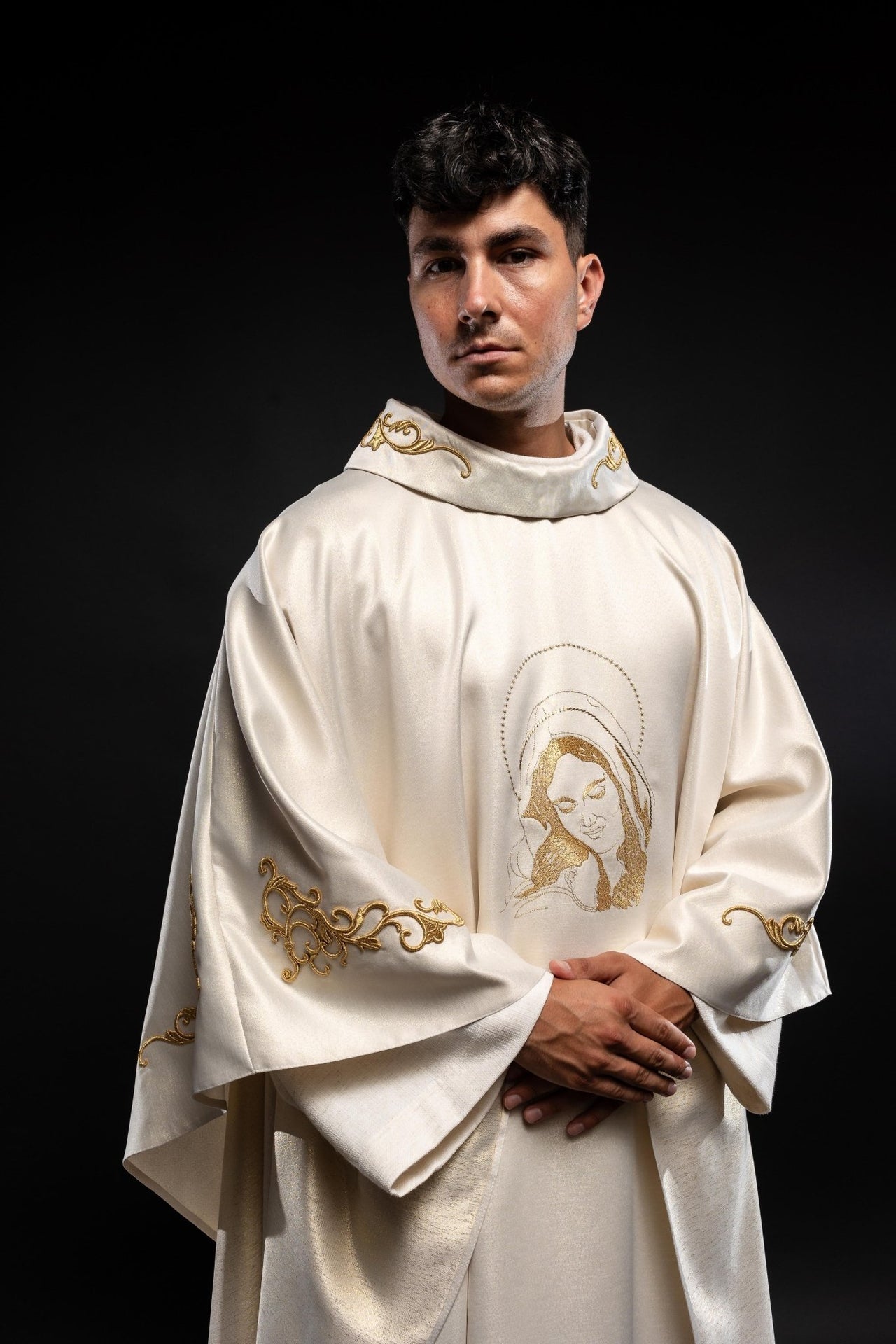 Casulla litúrgica con imagen de la Virgen María abrazando S-7055-05-54 - CASULLAS.ES