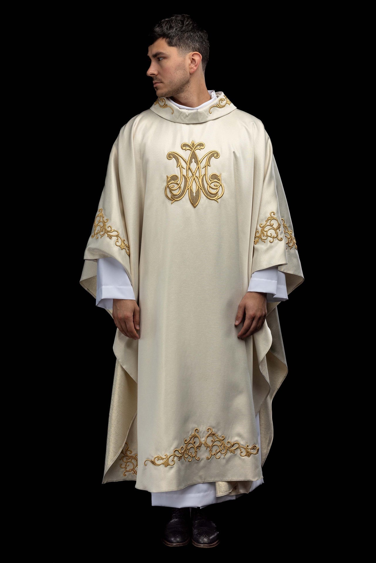 Casulla litúrgica con símbolo mariano bordado S-7555-05-54 - CASULLAS.ES