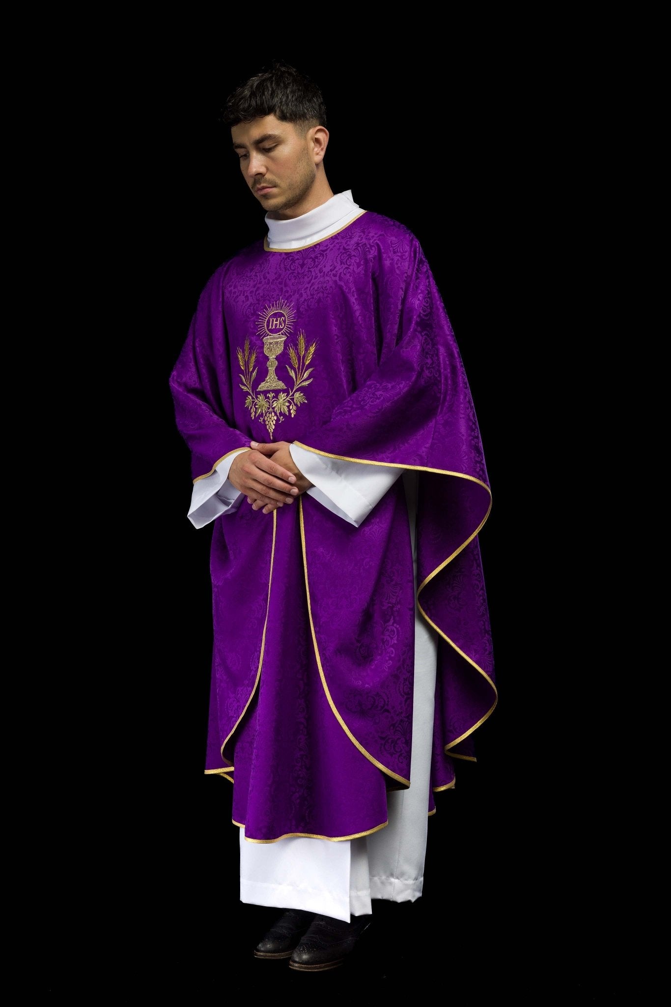 Casulla litúrgica morada con bordado de cáliz y hostia en tejido jacquard KOA/002/03/98 - CASULLAS.ES