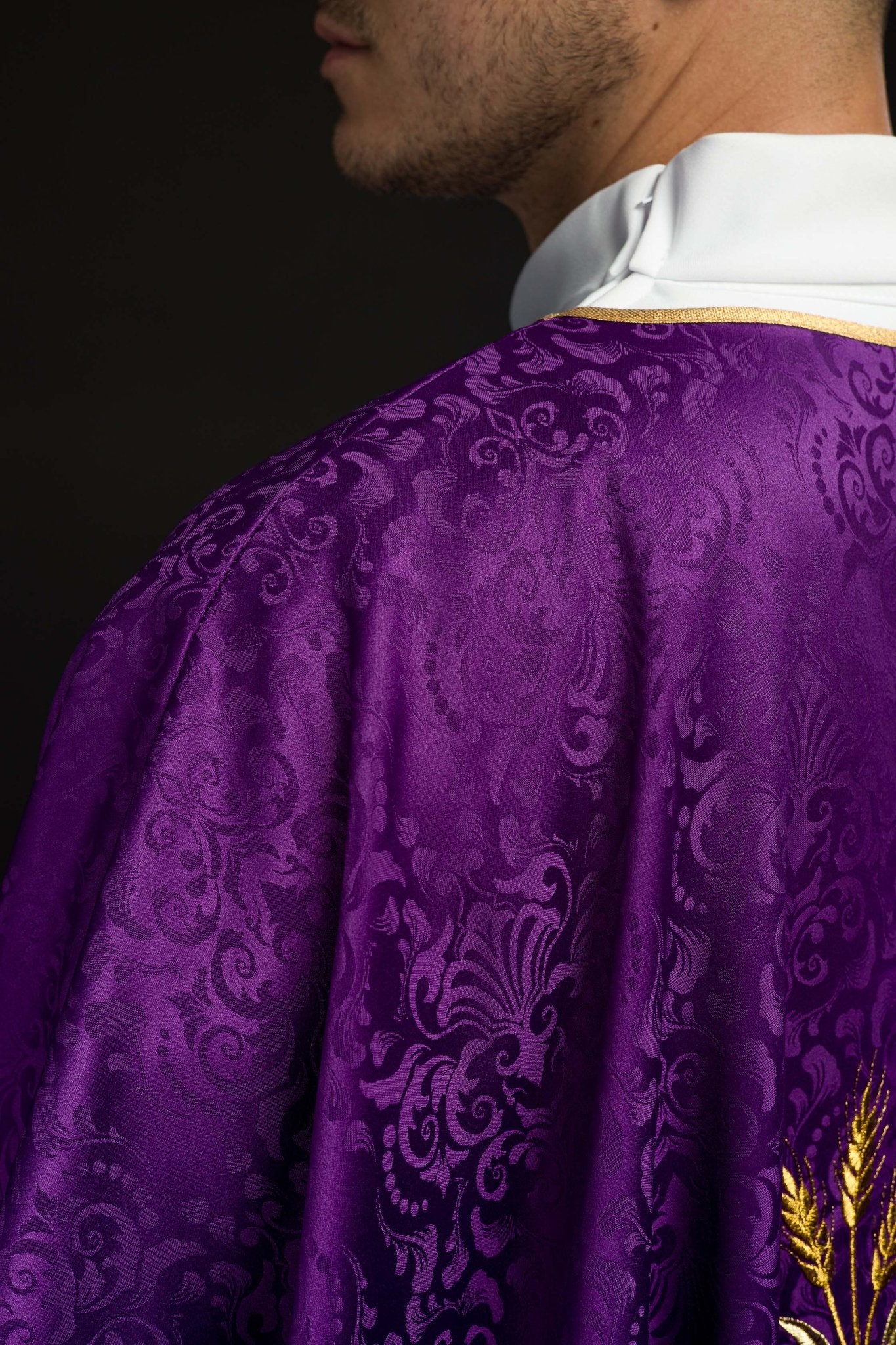 Casulla litúrgica morada con bordado de cáliz y hostia en tejido jacquard KOA/002/03/98 - CASULLAS.ES