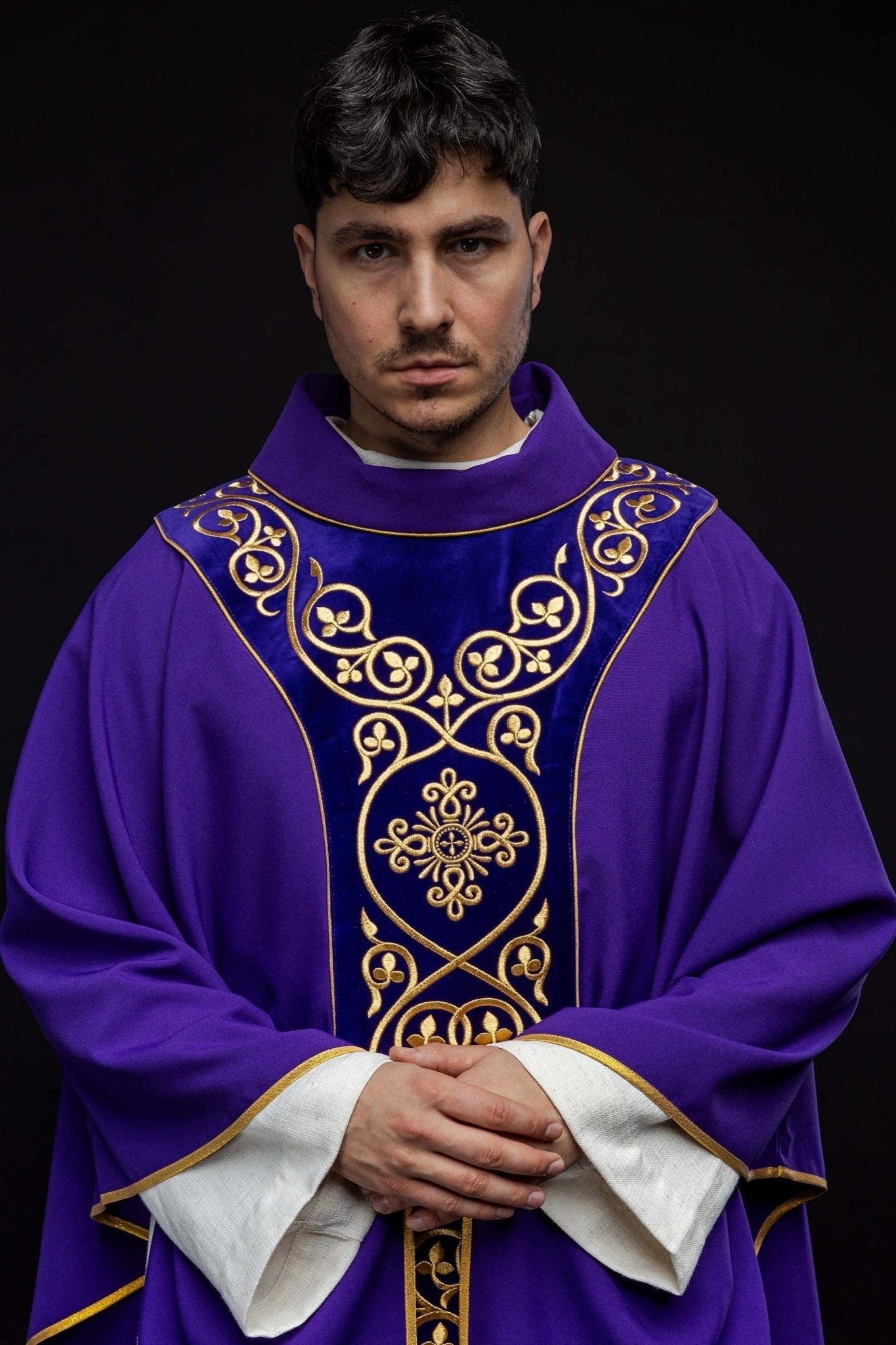 Casulla litúrgica morada con bordado en terciopelo KOR/169/03 - CASULLAS.ES