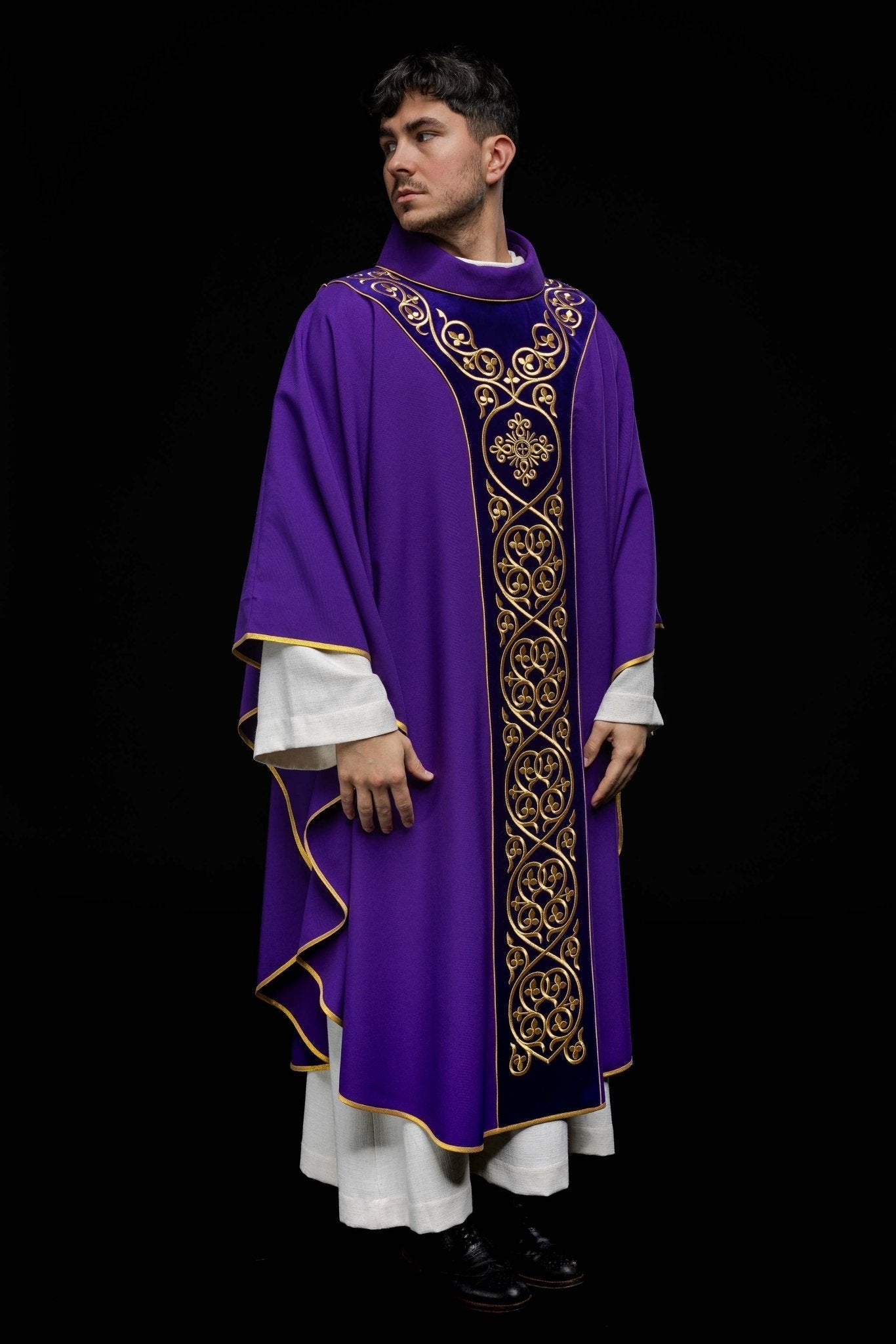 Casulla litúrgica morada con bordado en terciopelo KOR/169/03 - CASULLAS.ES
