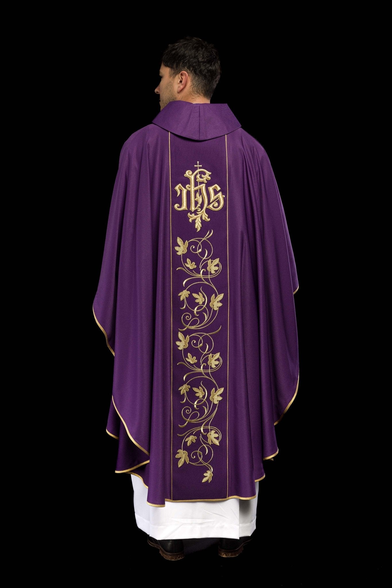Casulla litúrgica morada con cinturón ricamente decorado con motivos florales e IHS S-7051-03-53 - CASULLAS.ES