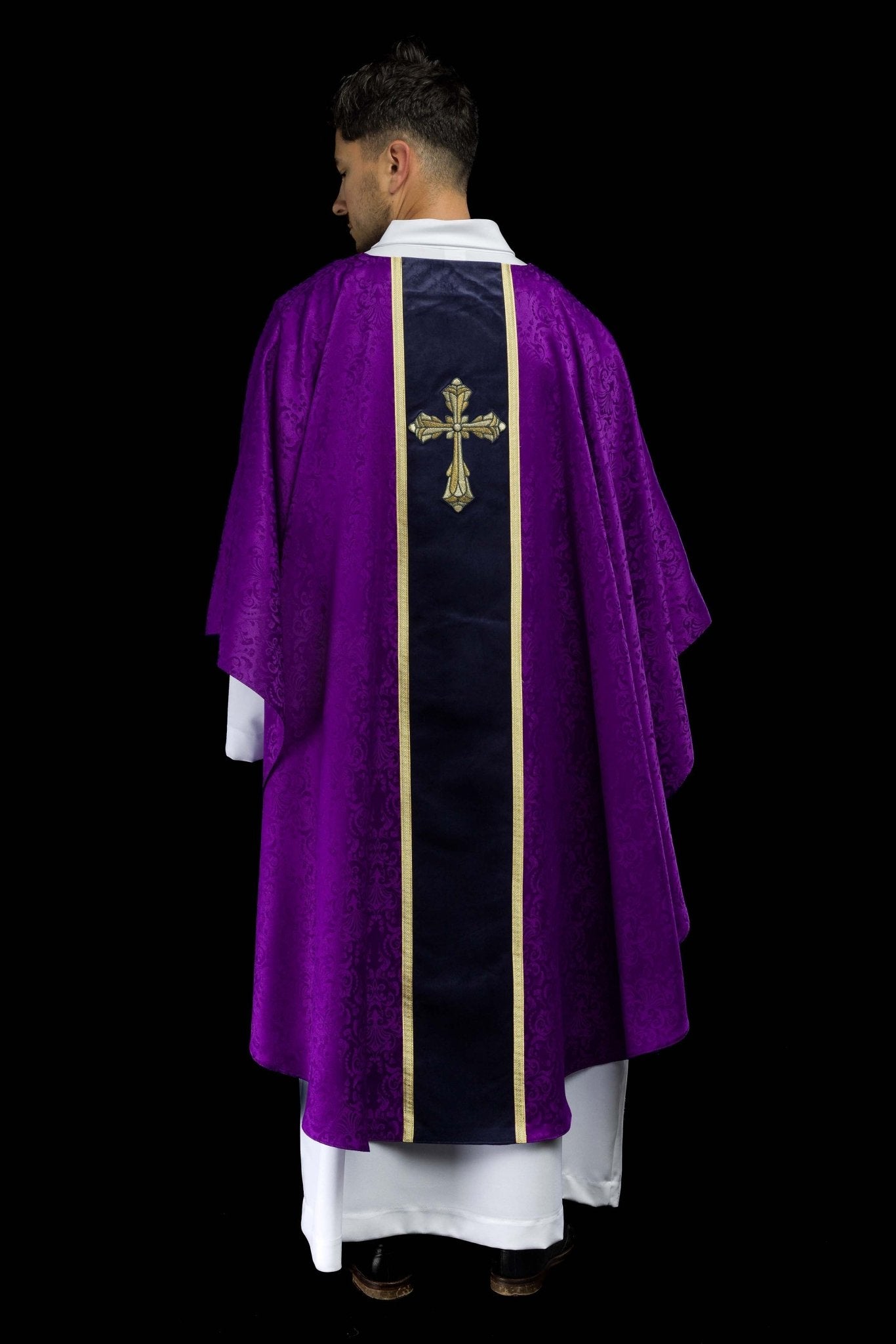 Casulla litúrgica morada con estola y bordado de cruz en tejido jacquard KOA/007/03/98 - CASULLAS.ES