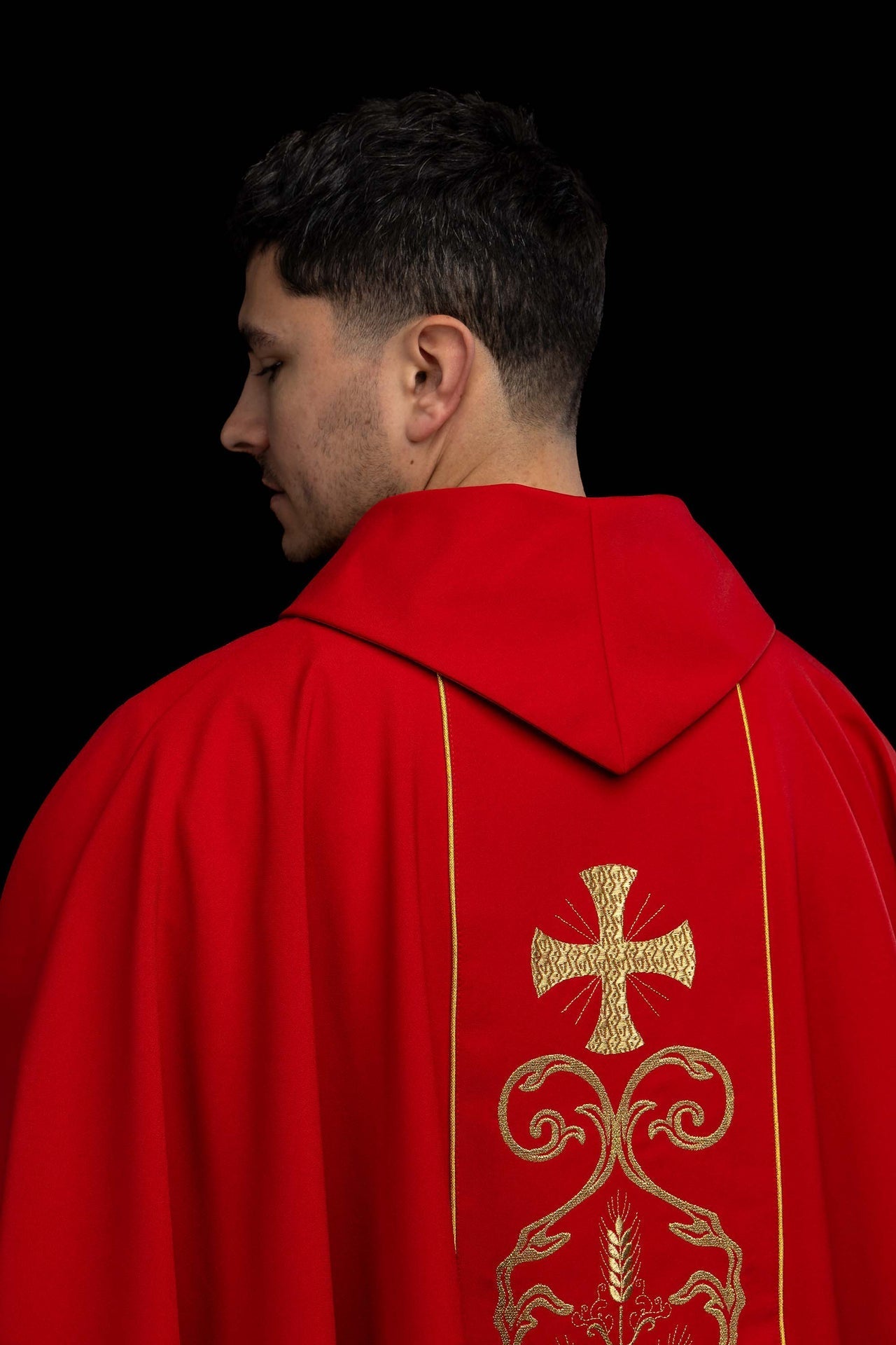 Casulla litúrgica roja adornada con una banda bordada KOR/148/02/01 CZERWONY - CASULLAS.ES