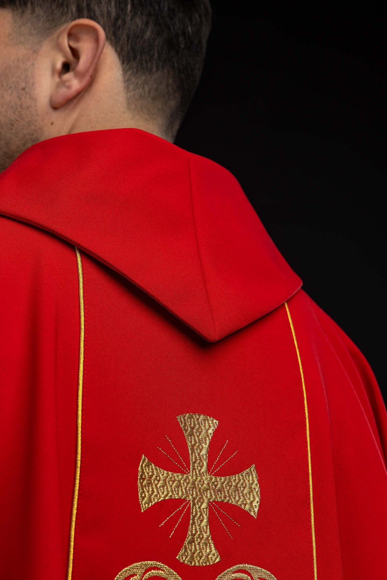 Casulla litúrgica roja adornada con una banda bordada KOR/148/02/01 CZERWONY - CASULLAS.ES