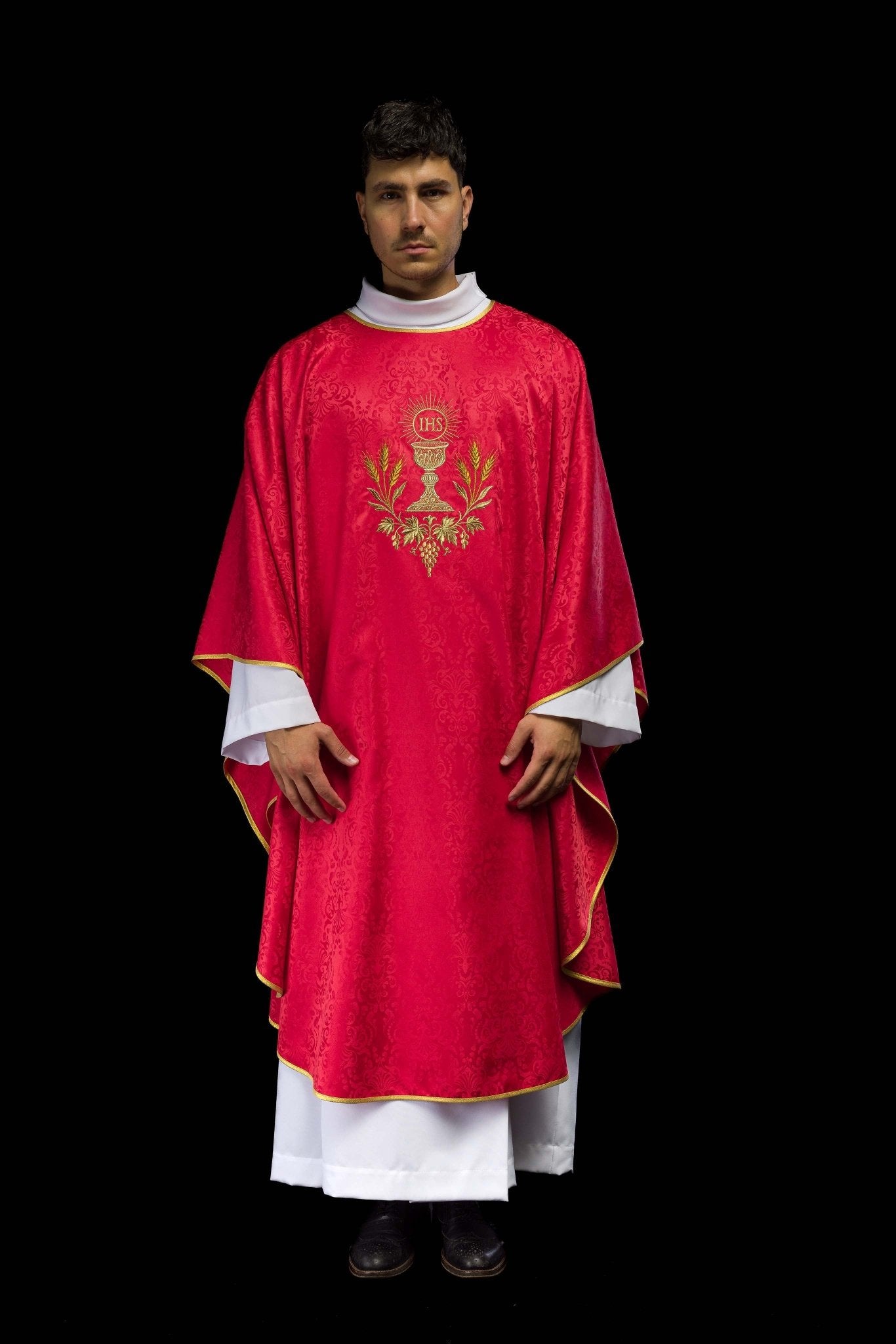 Casulla litúrgica roja con bordado de cáliz y hostia en tejido jacquard KOA/002/02/98 - CASULLAS.ES
