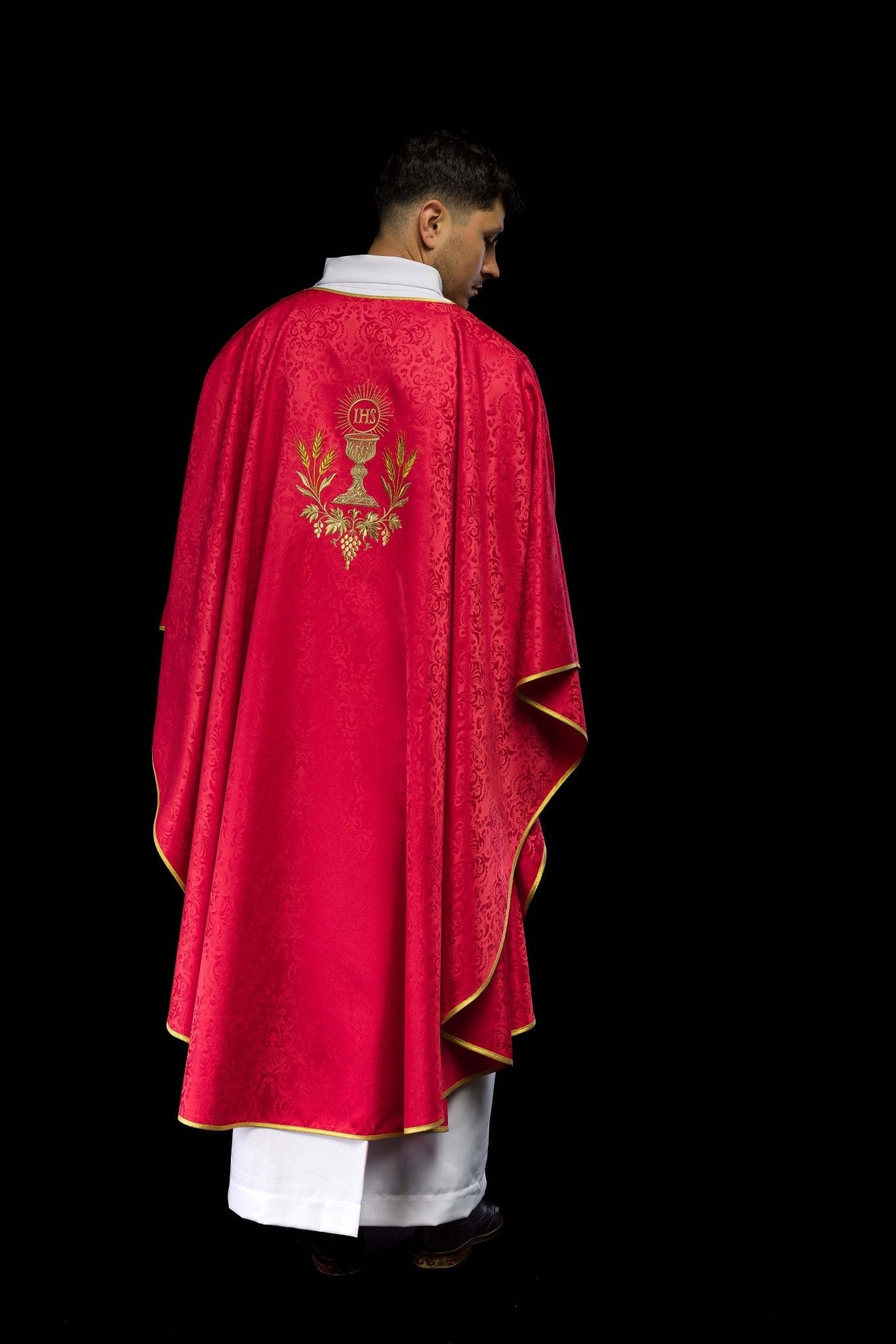 Casulla litúrgica roja con bordado de cáliz y hostia en tejido jacquard KOA/002/02/98 - CASULLAS.ES