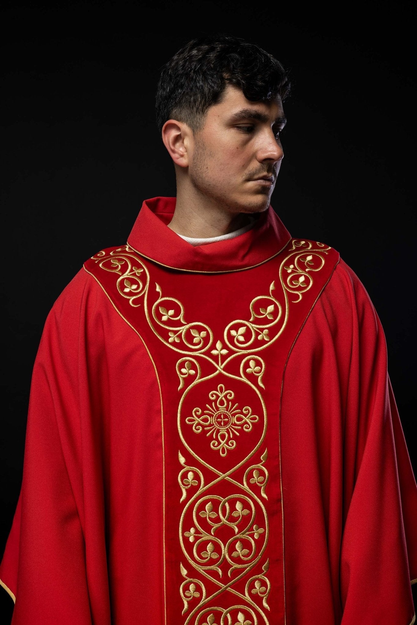 Casulla litúrgica roja con bordado en terciopelo KOR/169/02 - CASULLAS.ES